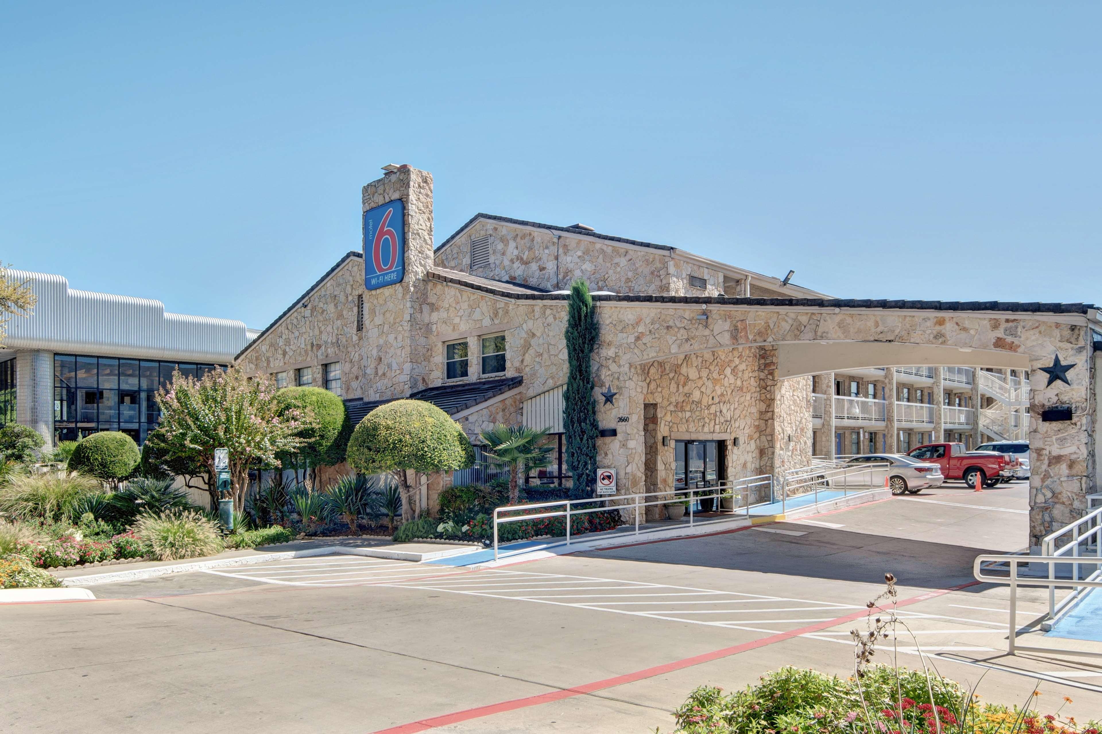 Vista Exterior Motel 6 Dallas, TX - Forest Lane