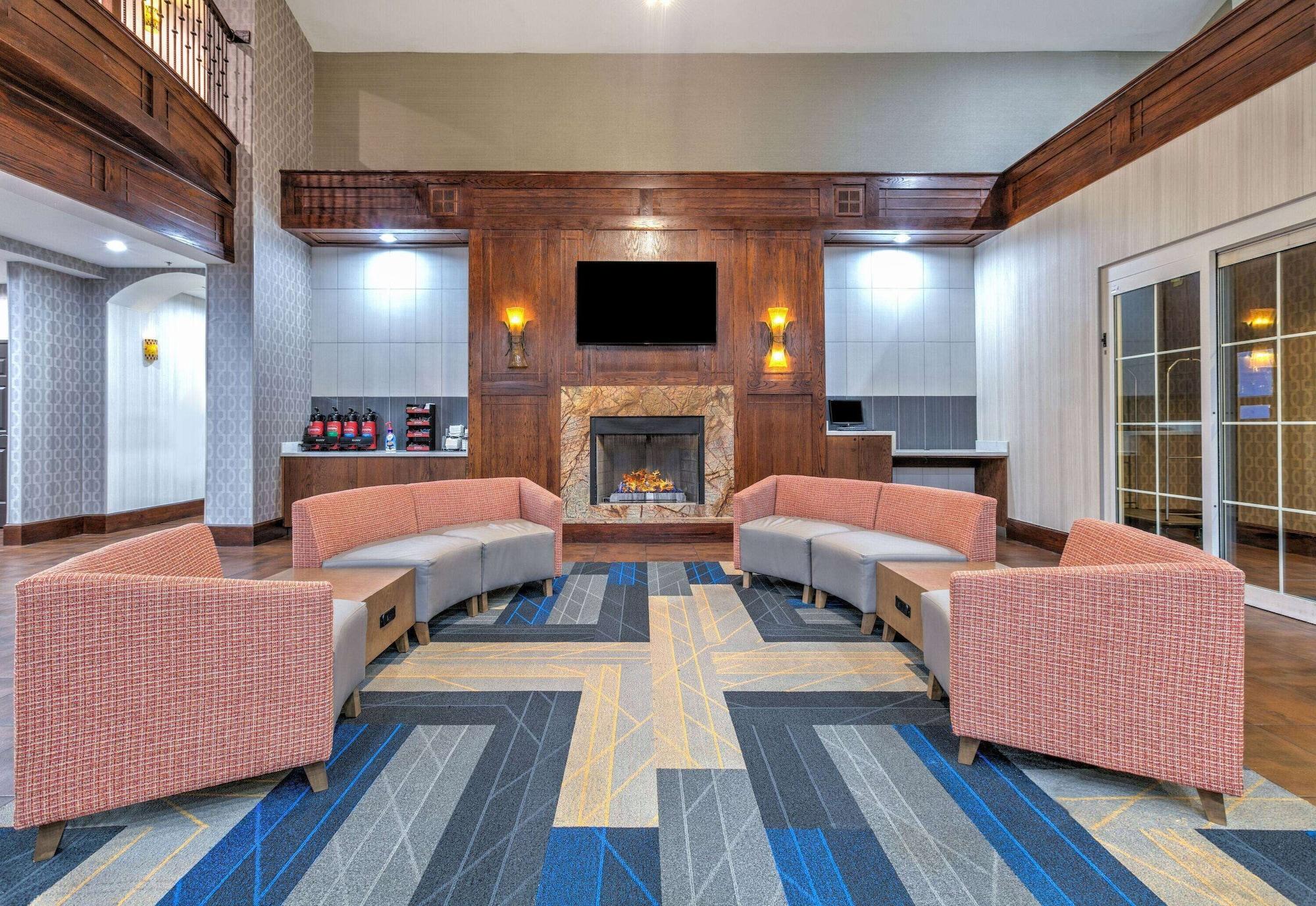 Vista Lobby La Quinta Inn & Suites by Wyndham Fort Worth NE Mall