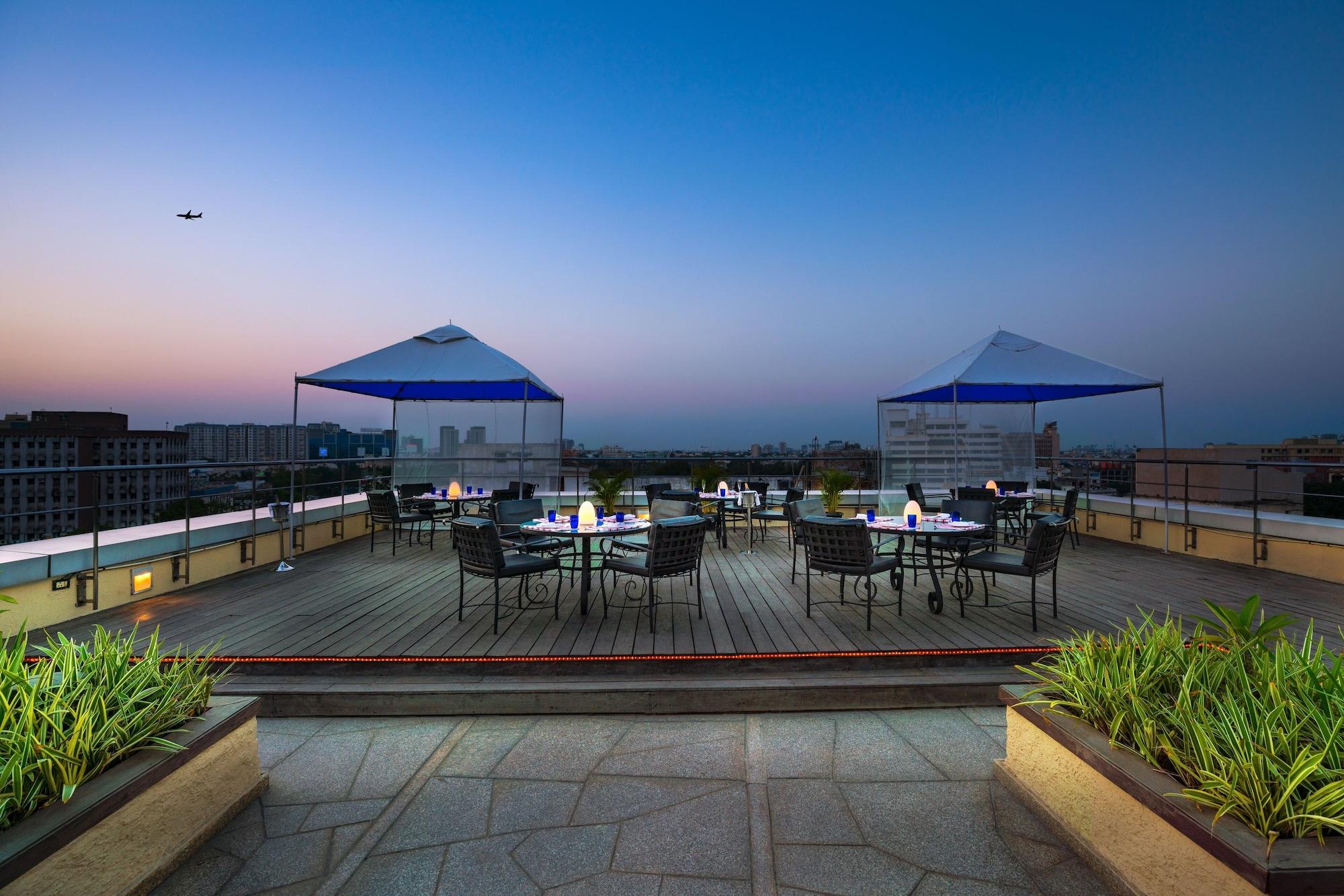 Vista Piscina Taj Club House