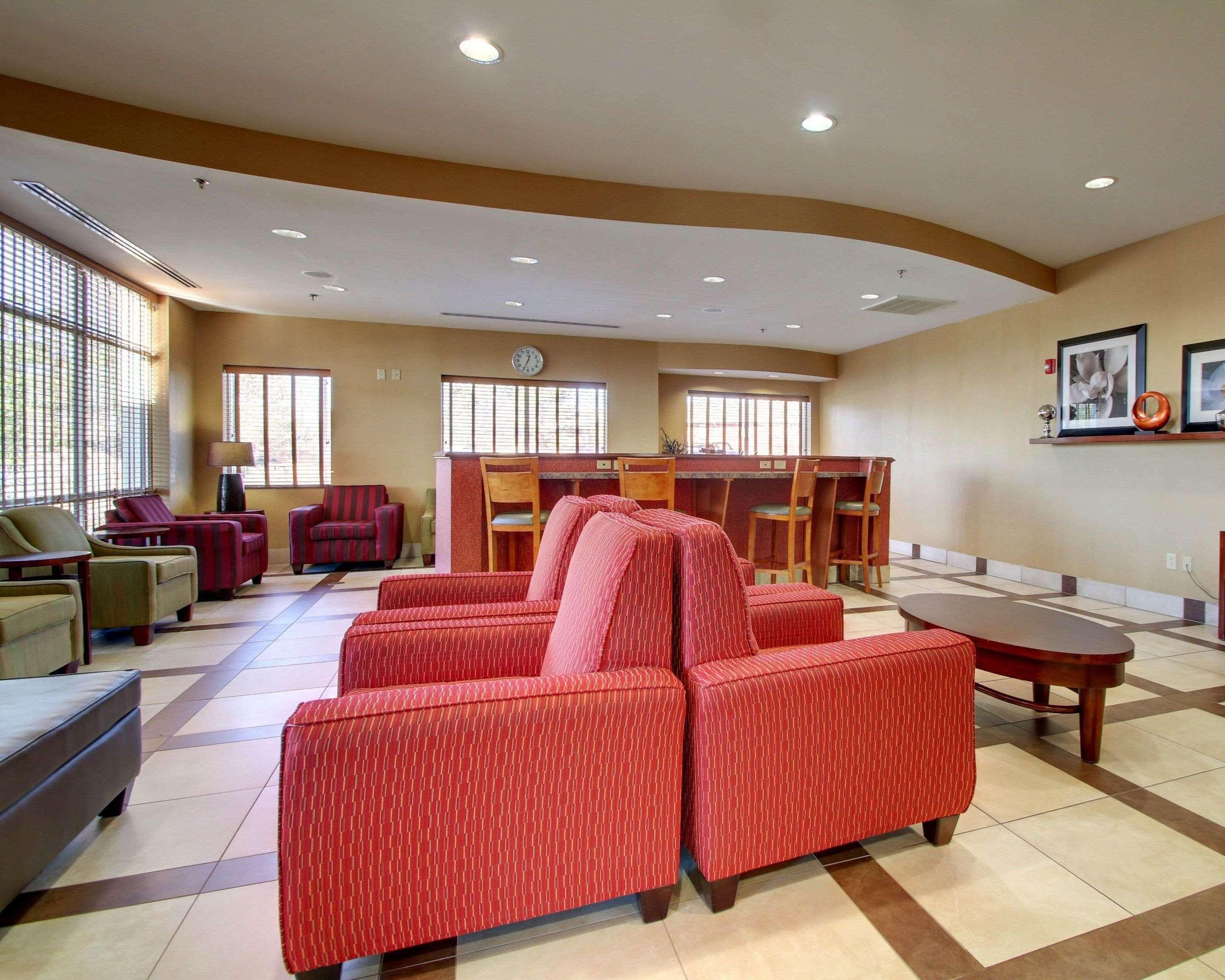 Vista Lobby Comfort Suites Airport