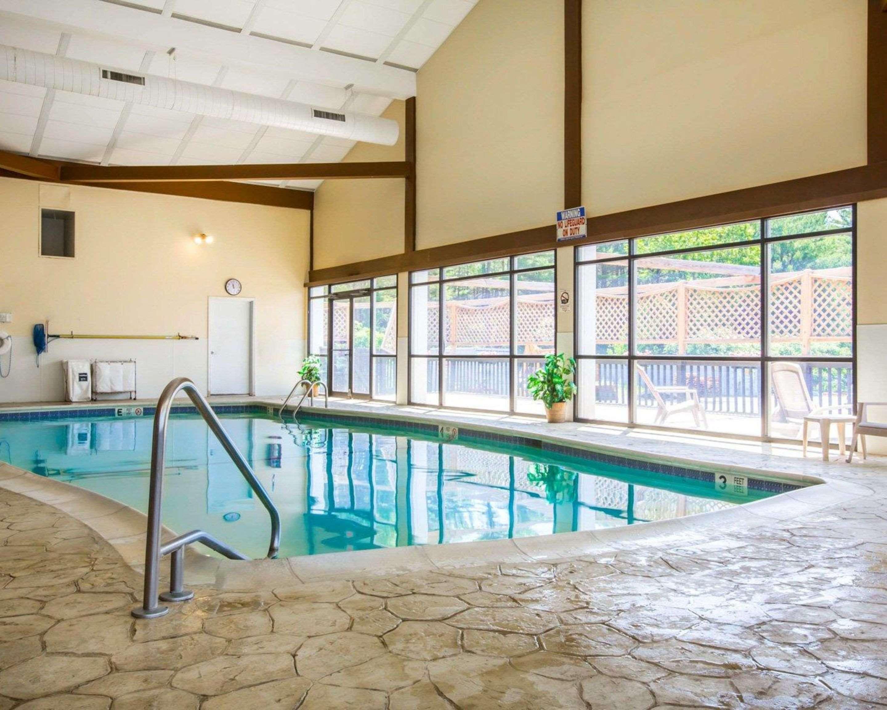 Vista Piscina Clarion Inn & Suites at the Outlets of Lake George