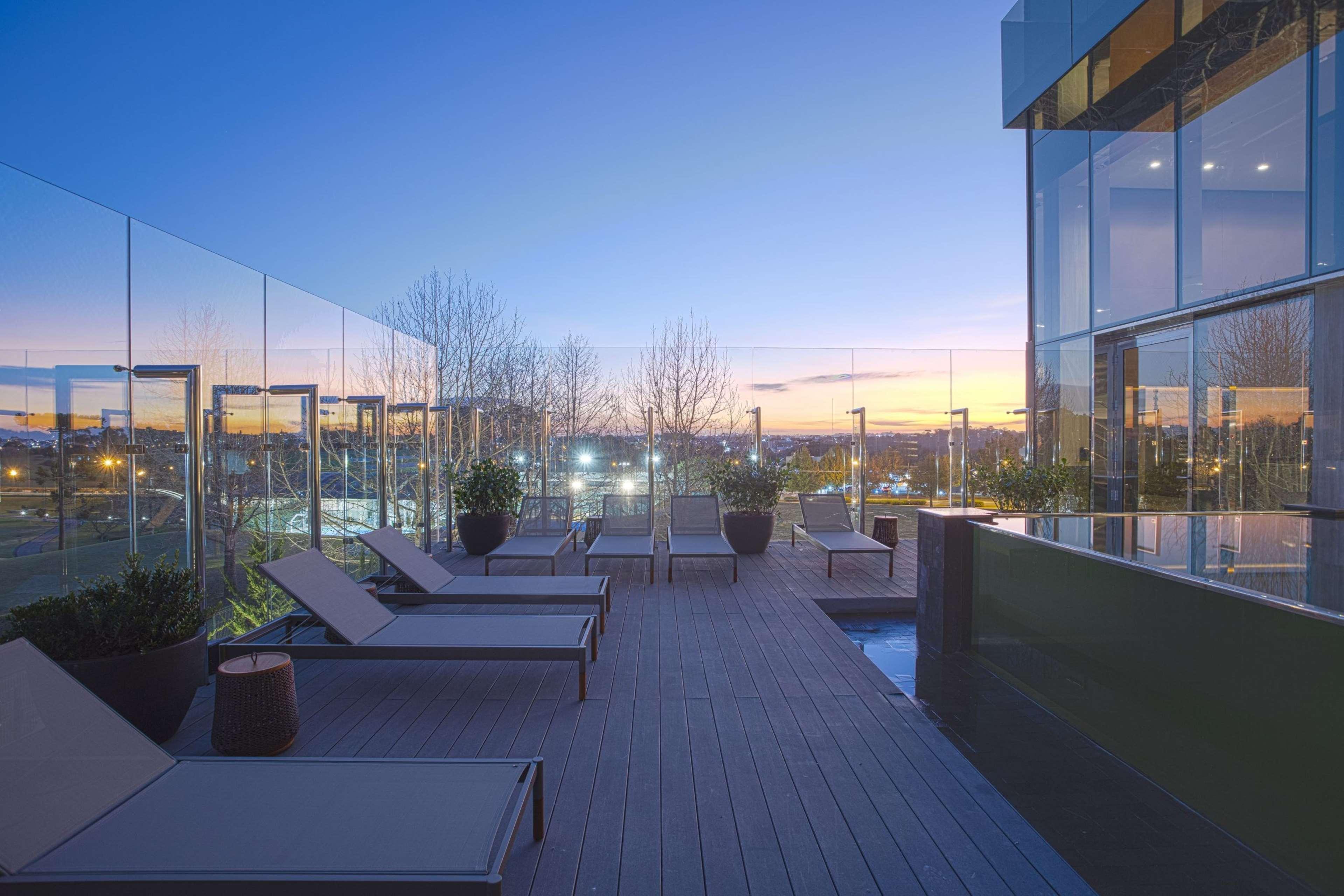 Vista Piscina Suryaa Hotel Pinhais, Curio Collection by Hilton