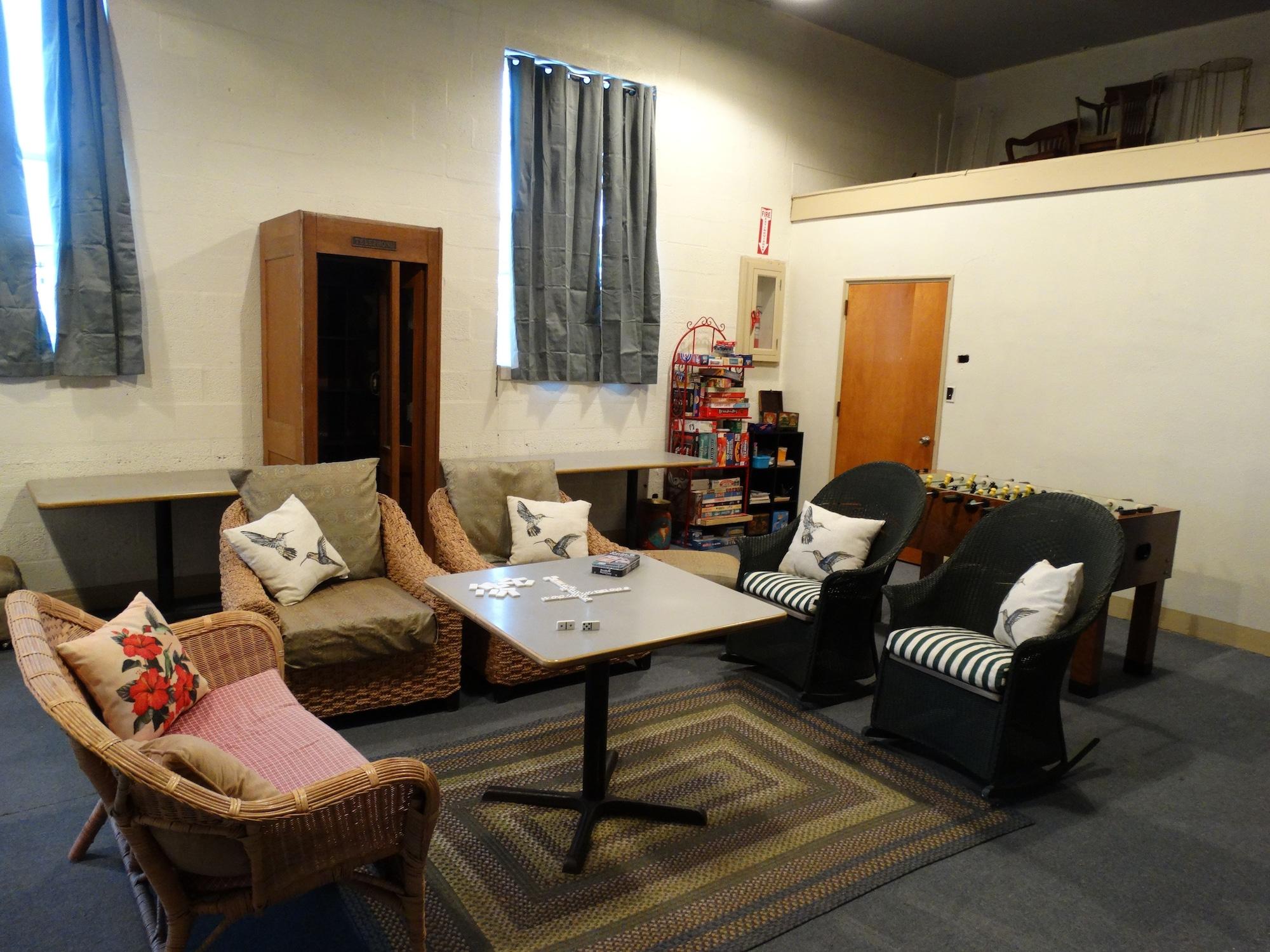 Varios Davie School Inn
