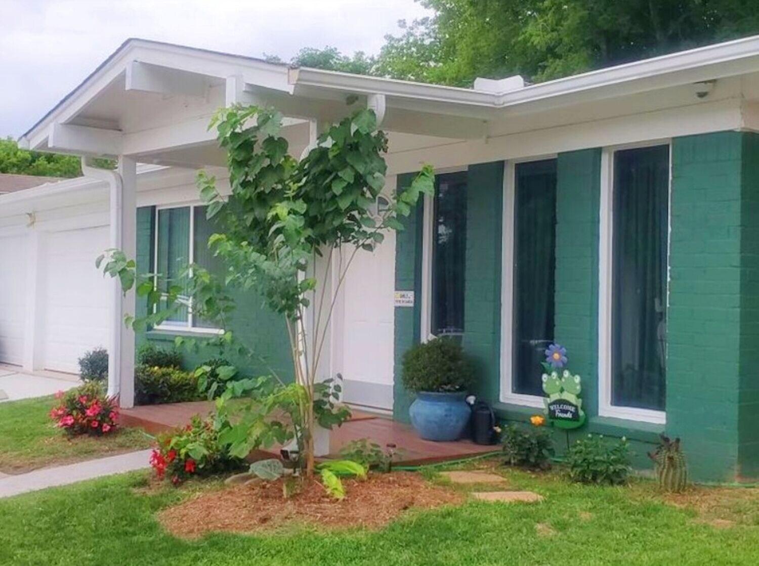 Vista Exterior Austin Uncommon Room Rentals