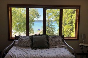 Alquiler Vacacional - Cottage on TORCH LAKE!  June 27 Week is OPEN! Watch the Fireworks from the Deck!