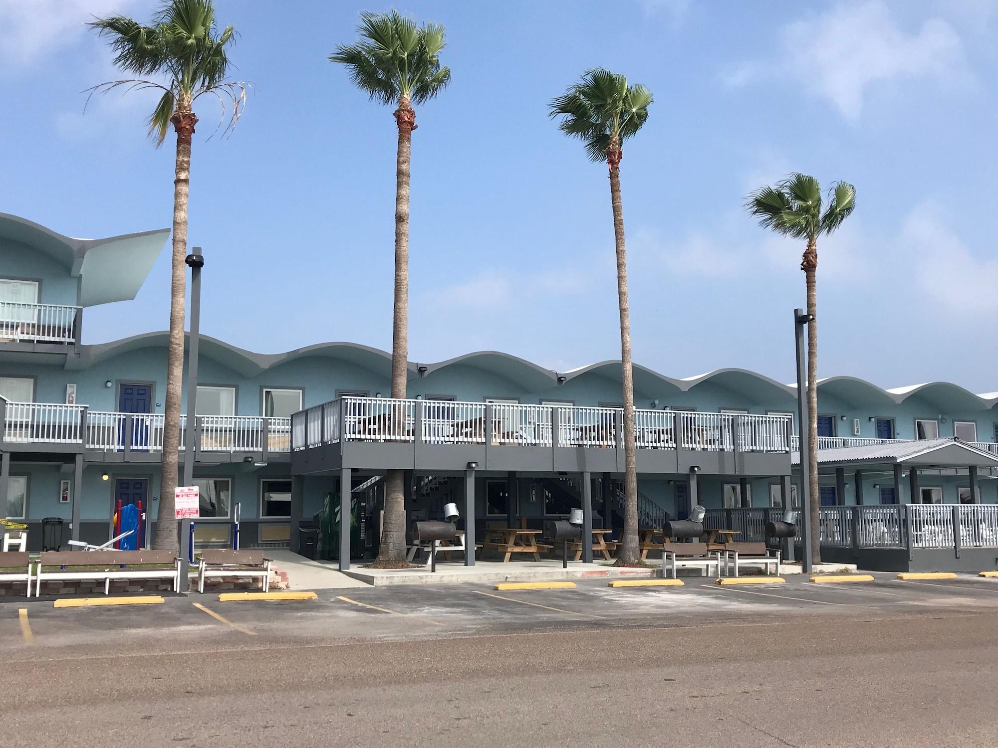 Vista Exterior Blue Wave Inn