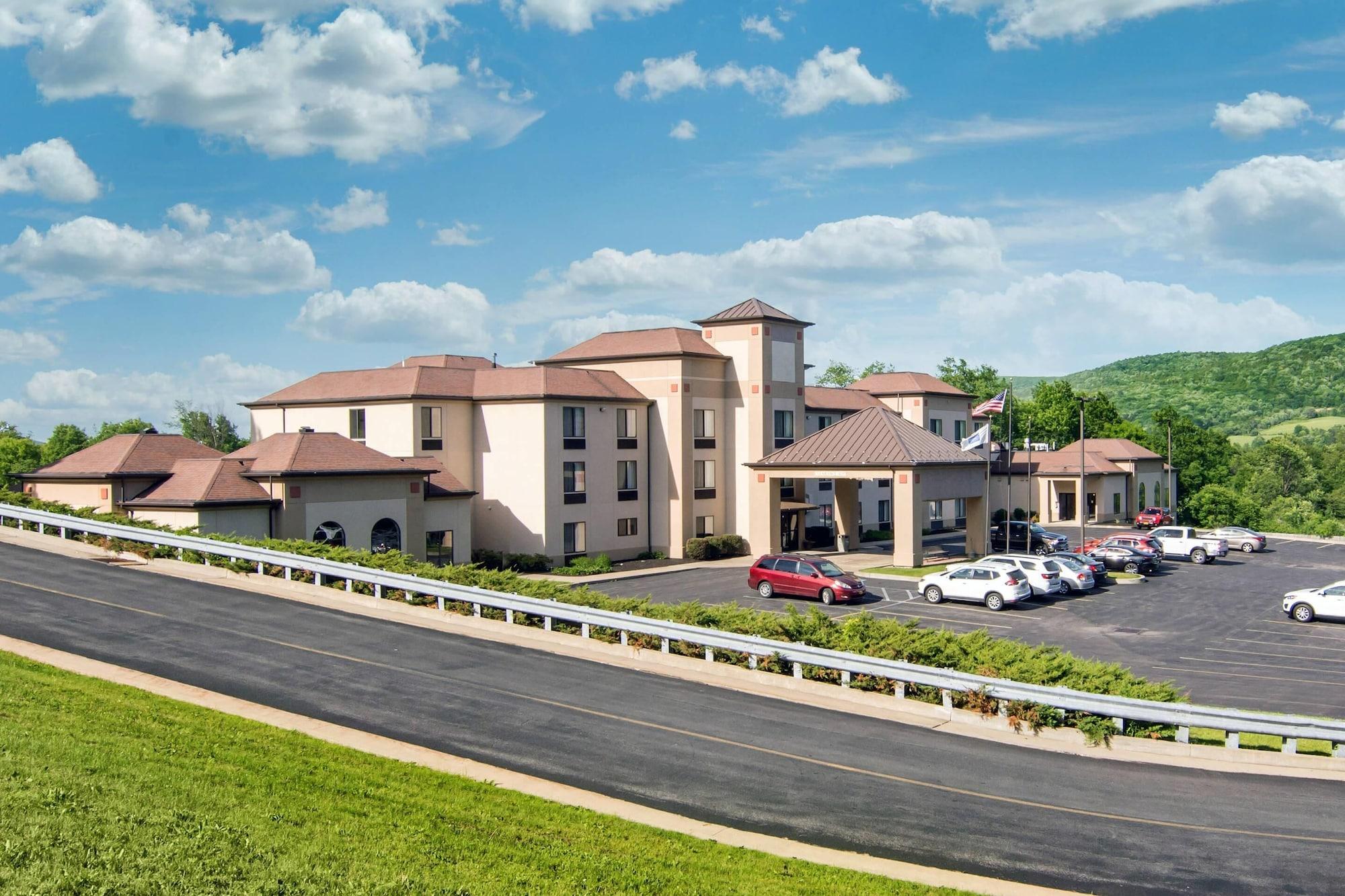 Vista Exterior Comfort Inn & Suites Cooperstown / Milford