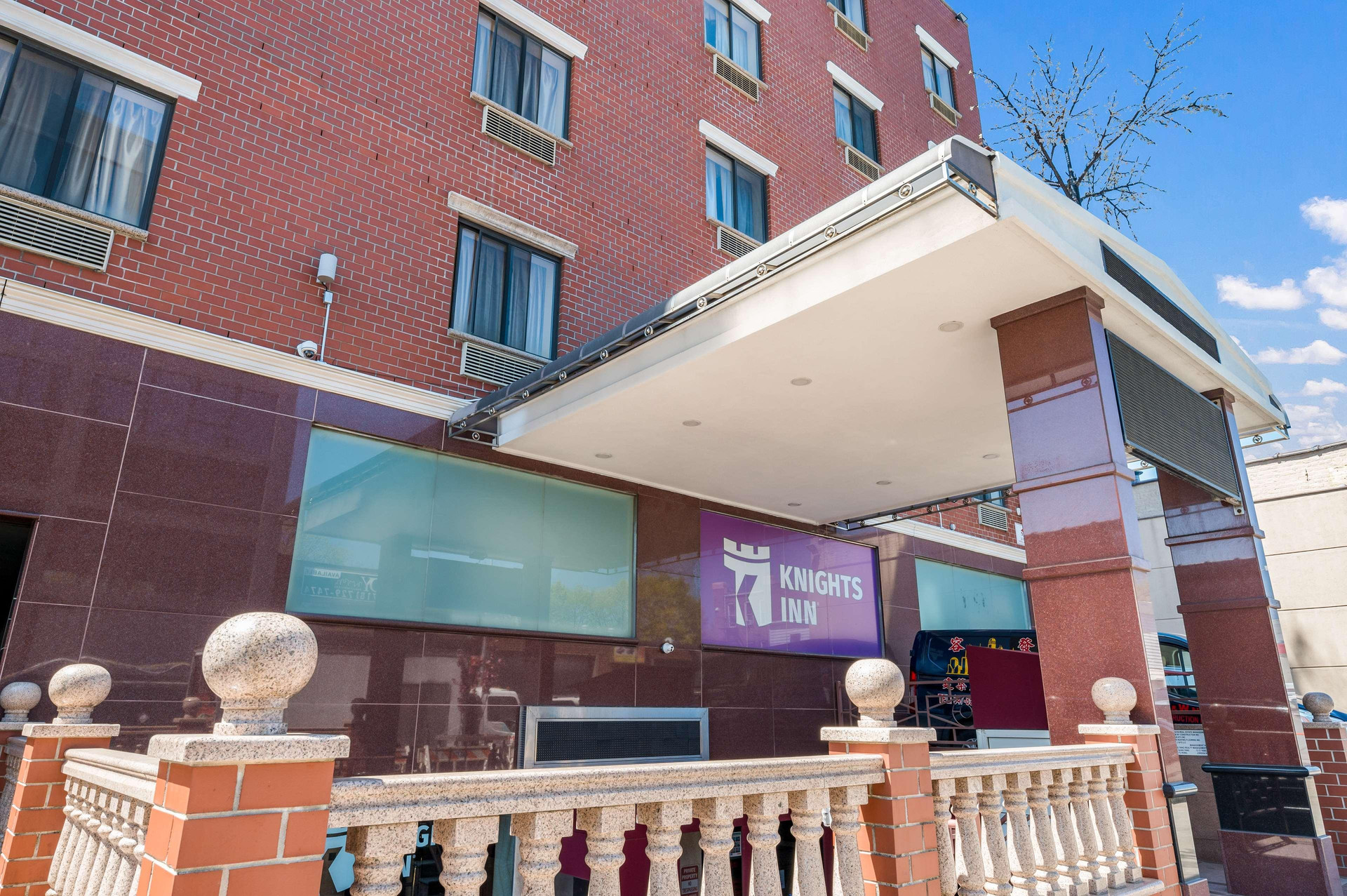 Vista Exterior Knights Inn Brooklyn Sunset Park