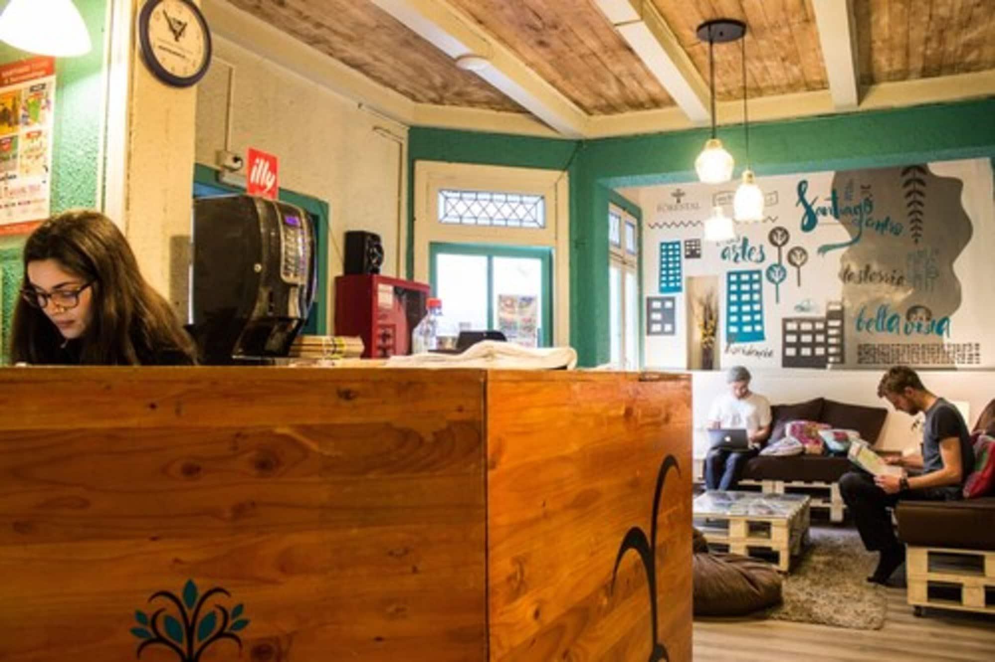 Vista Lobby Hostal Forestal - Hostel