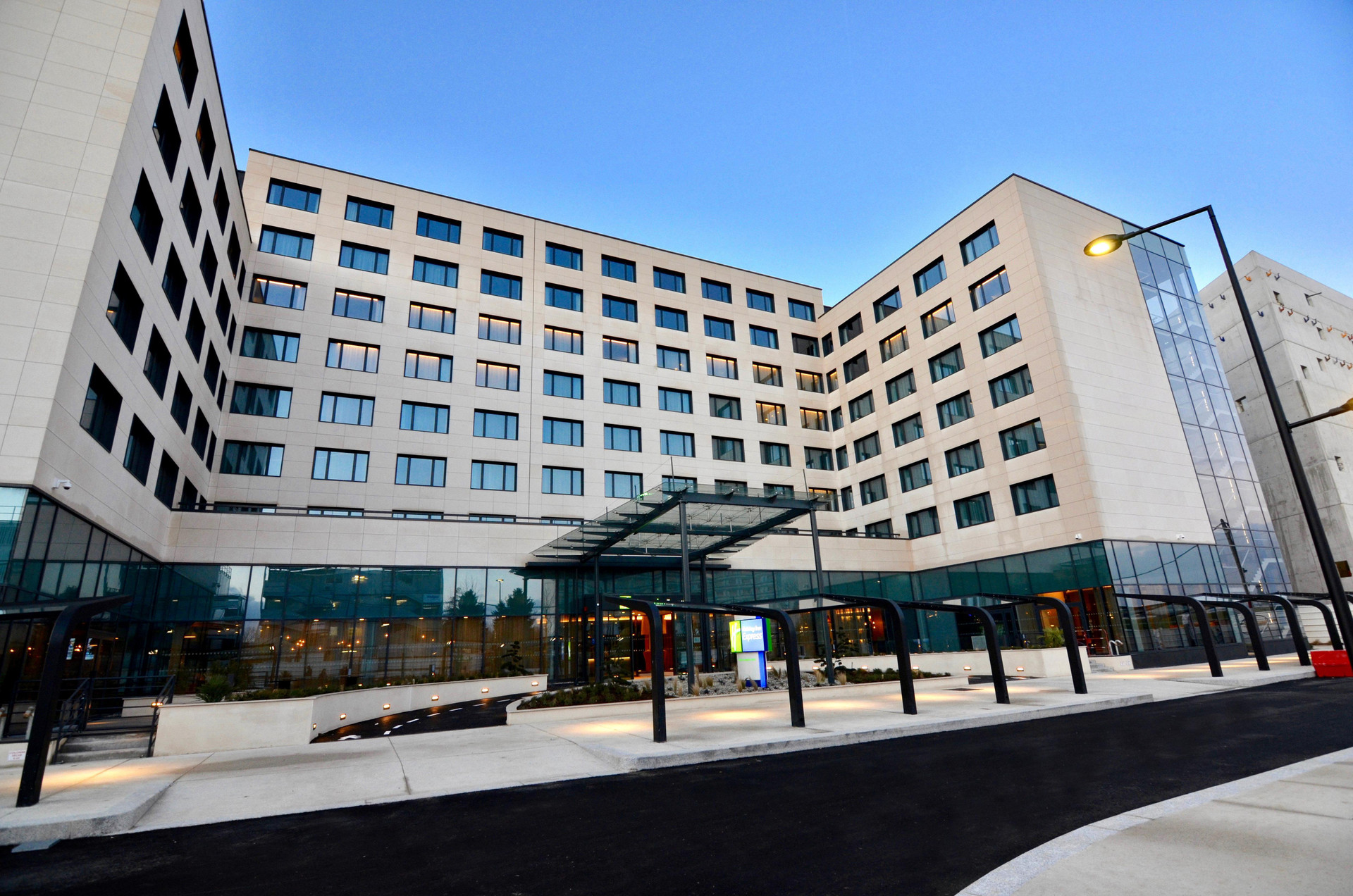 Vista Exterior Holiday Inn Express Paris - CDG Airport by IHG