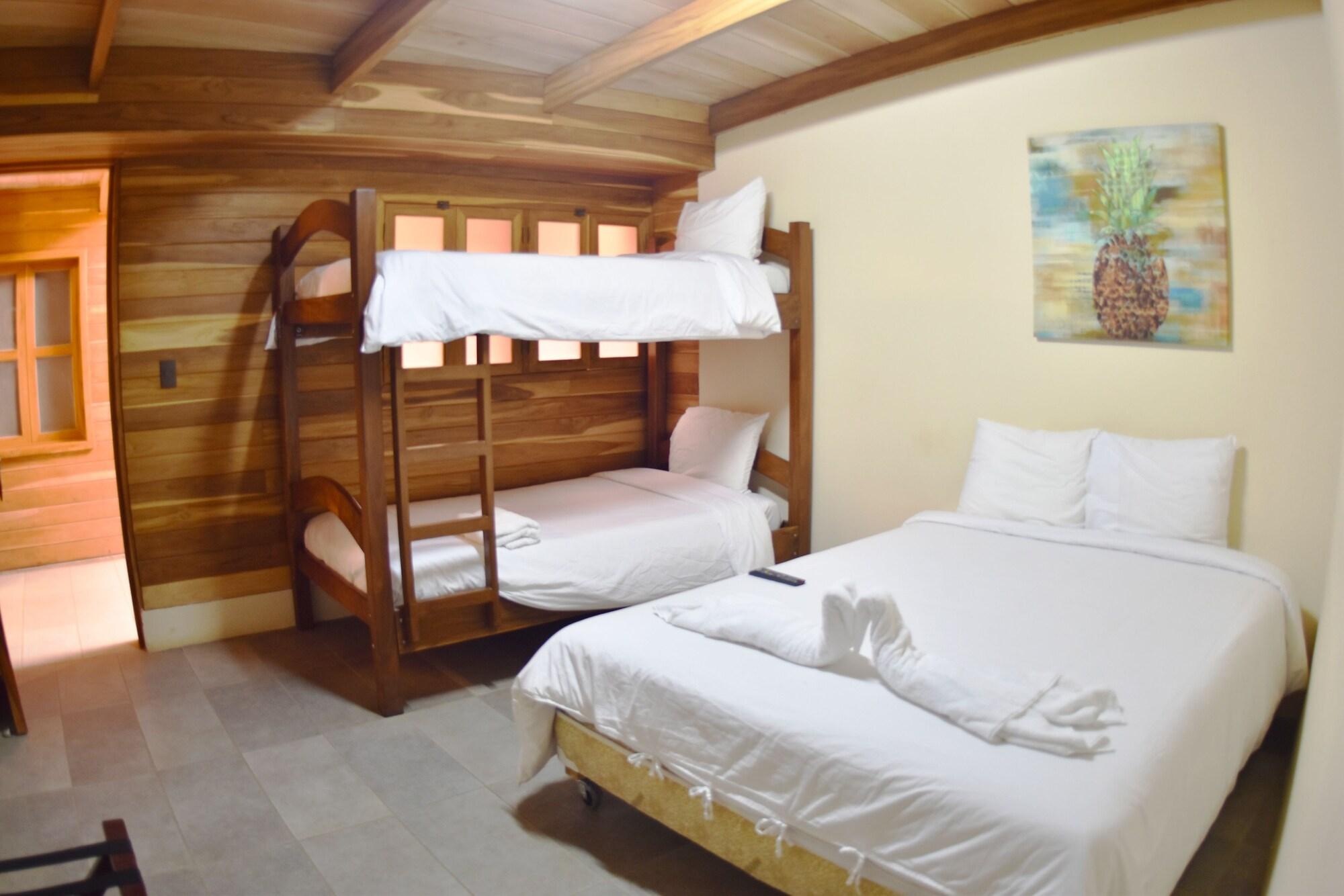 Varios Casa Aura Beachfront Premium Hostel