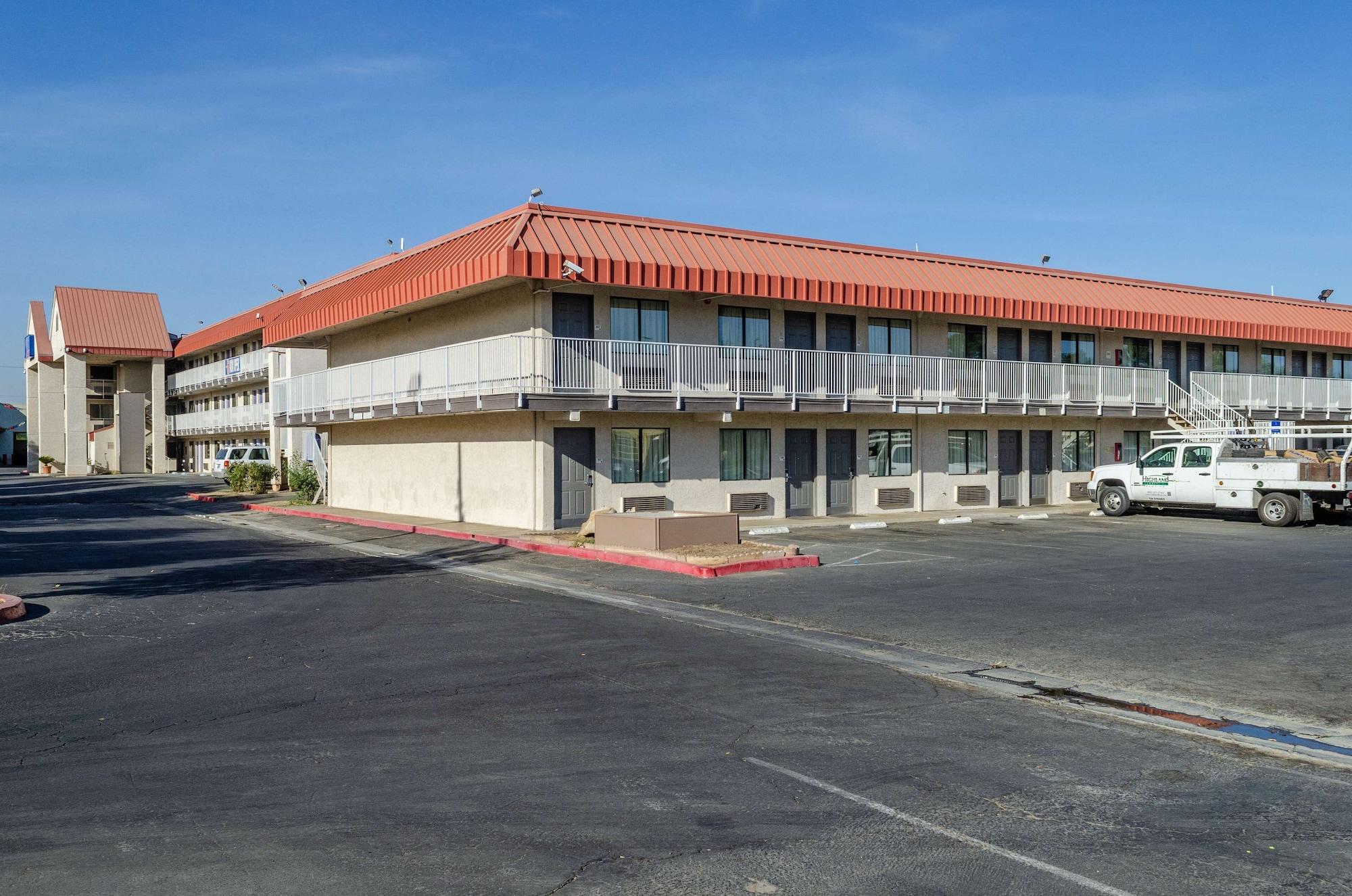 Vista Exterior Studio 6 Fresno, CA - Extended Stay