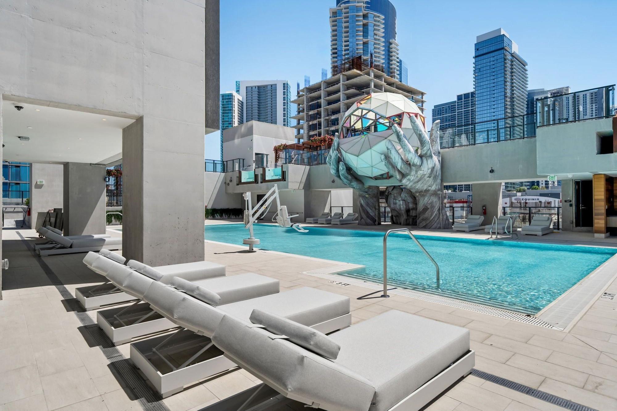 Vista Piscina The E11 Luxury Residences