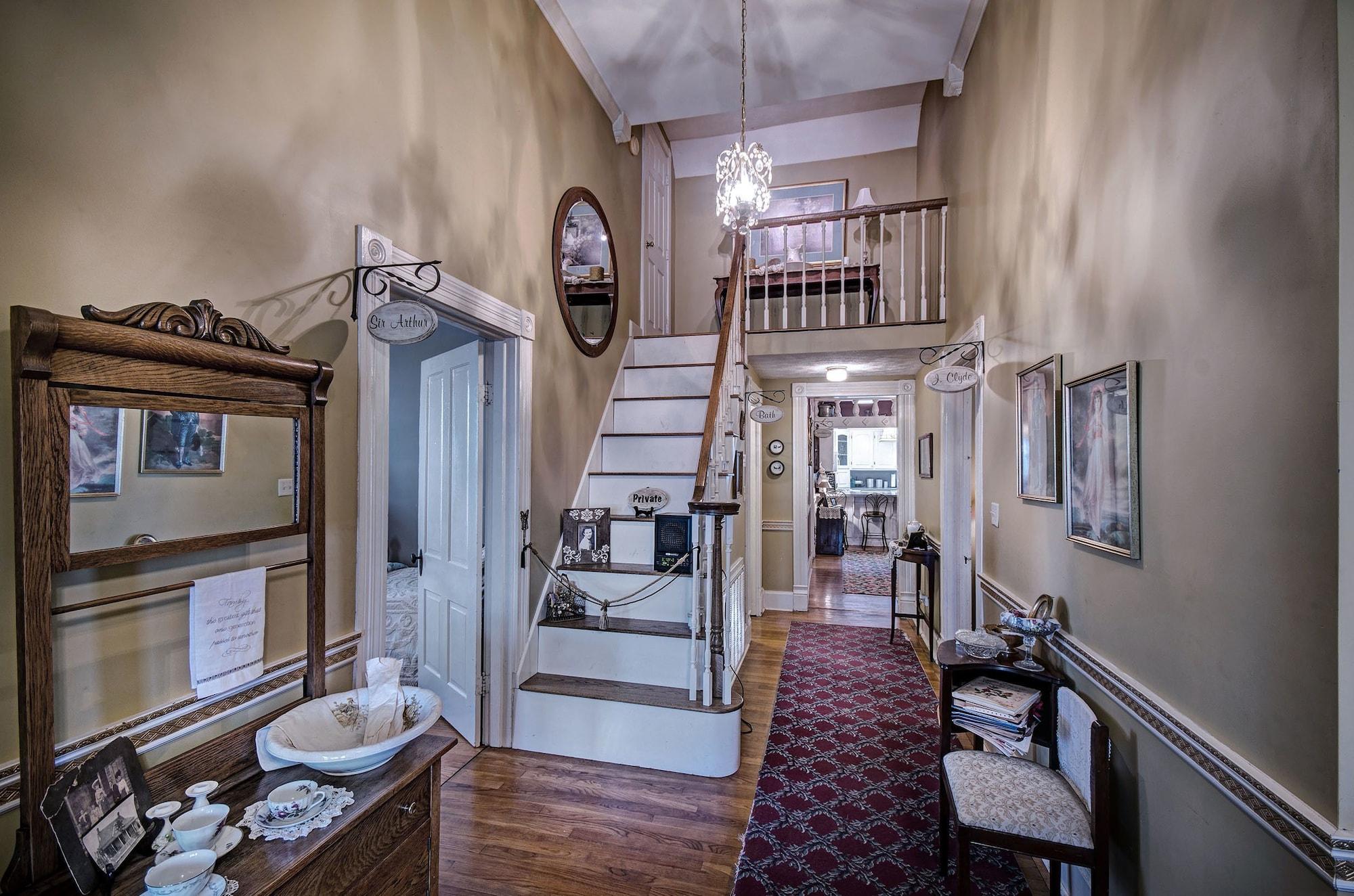 Varios Clyde and Marie's Bed & Breakfast