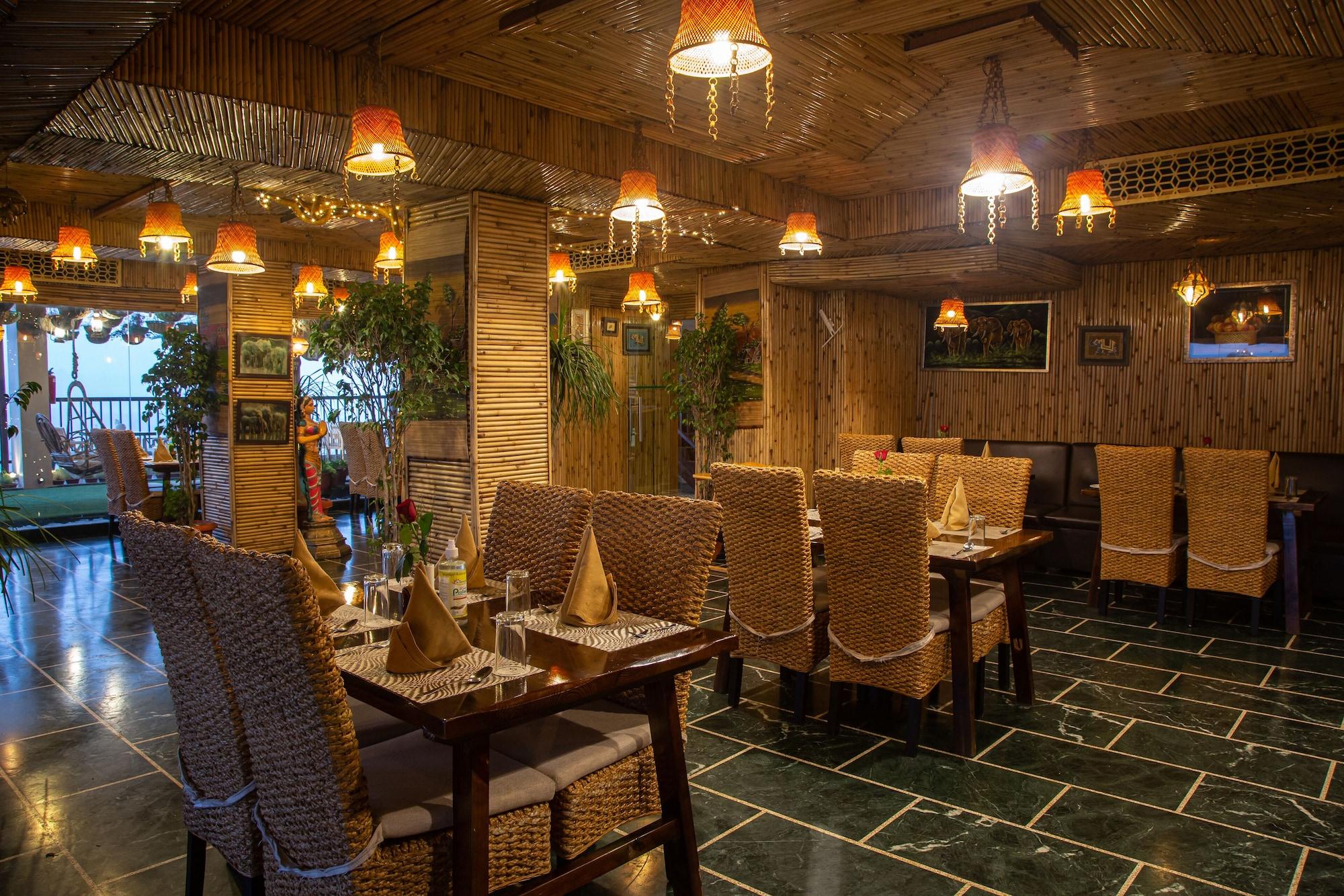 Restaurant EllBee Ganga View