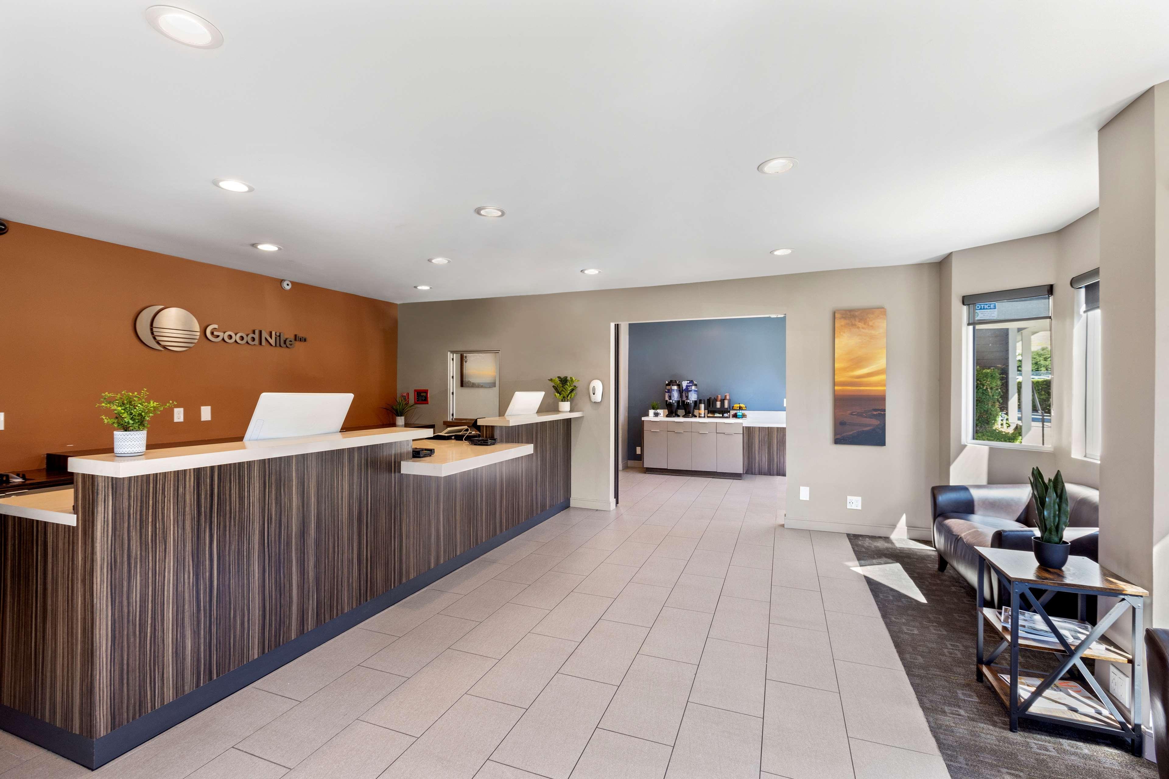 Vista Lobby Good Nite Inn - Calabasas