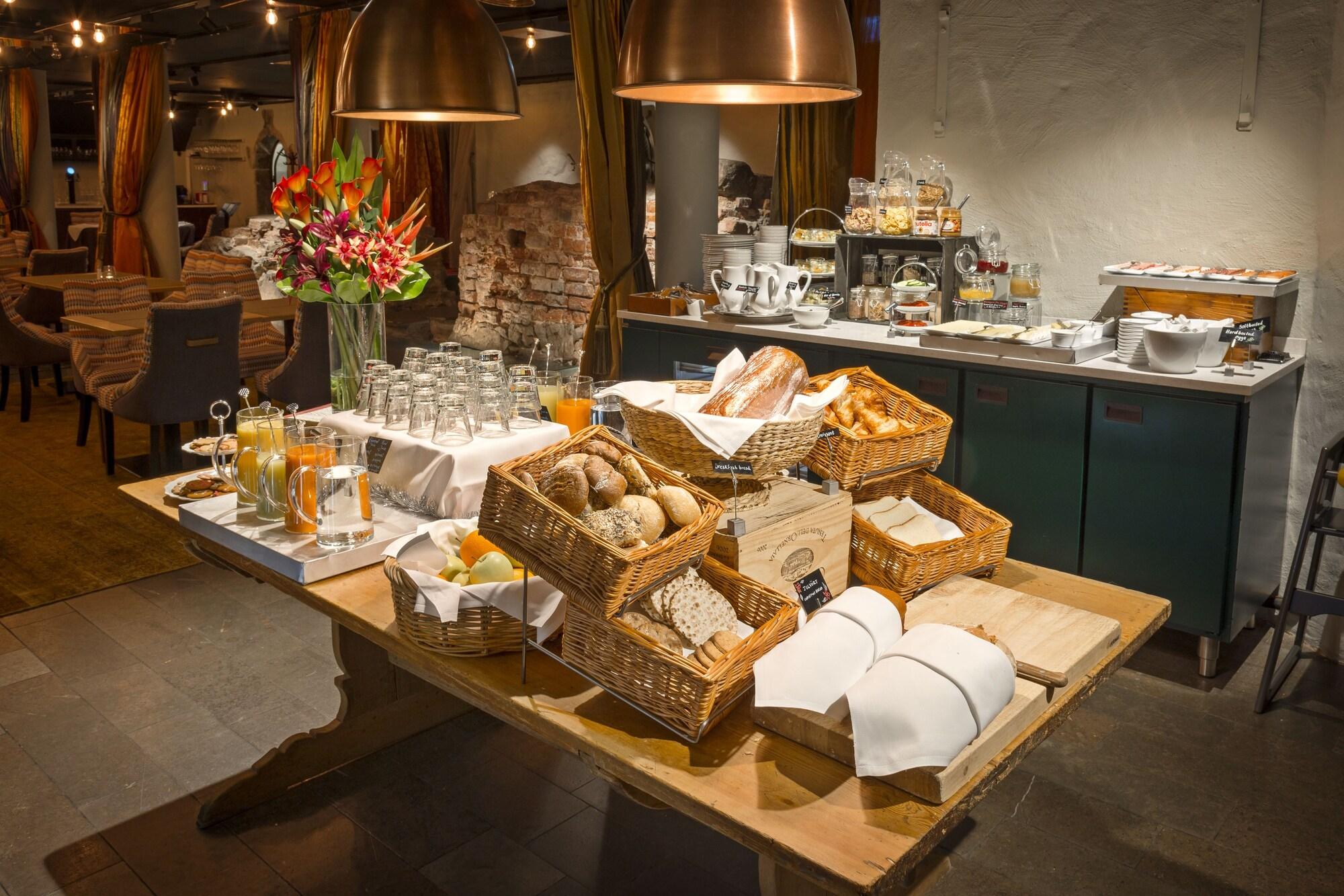 Restaurant Collectors Victory Apartments