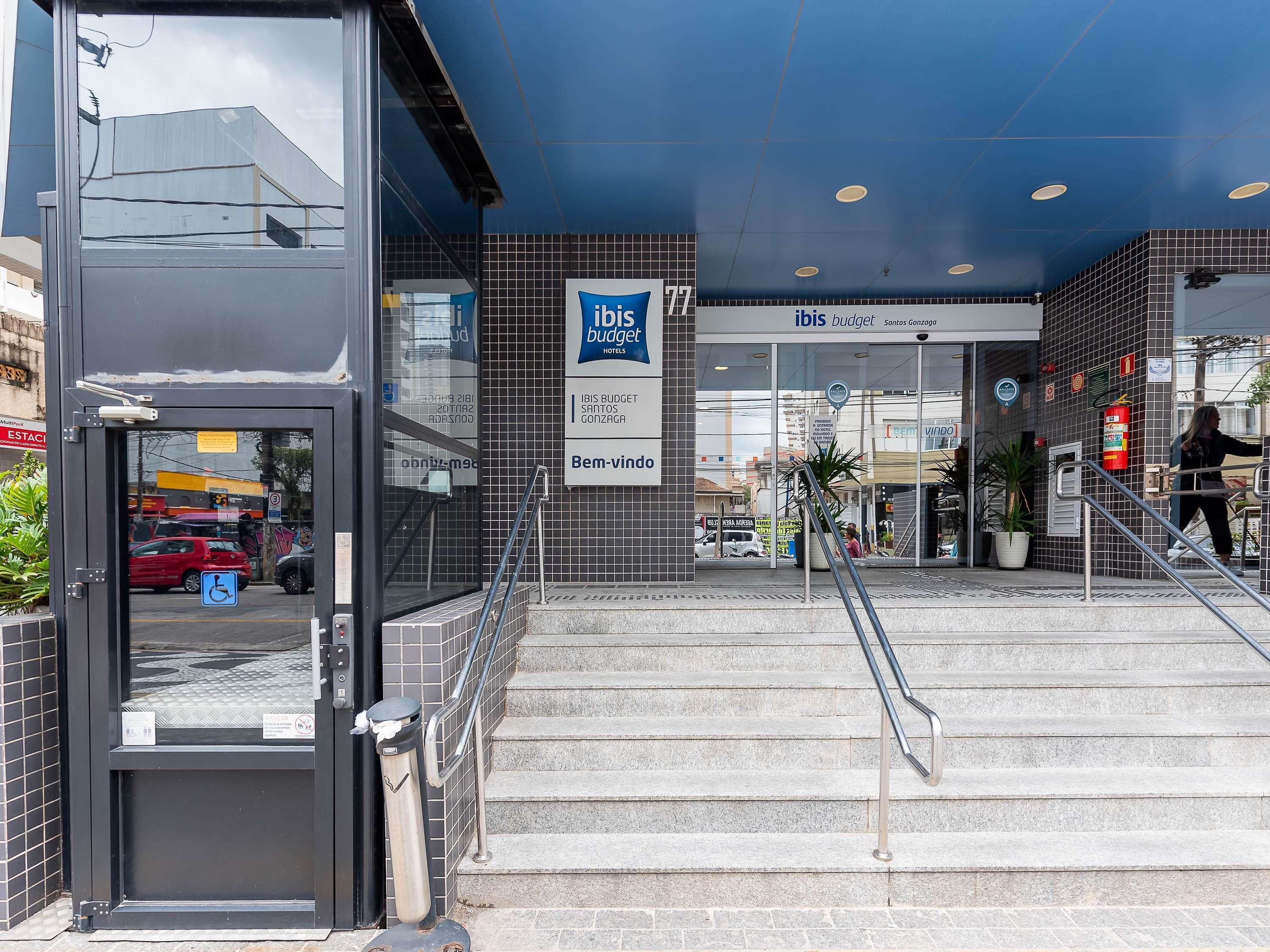 Vista Exterior ibis budget Santos Gonzaga