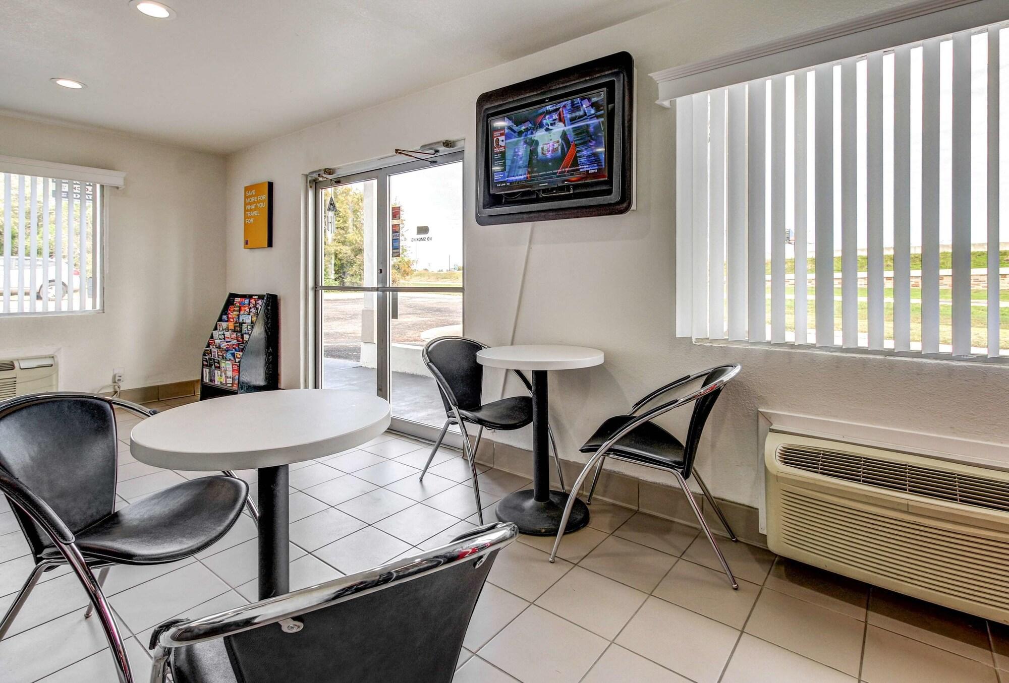 Vista Lobby Motel 6 Waco, TX - Lacy Lakeview
