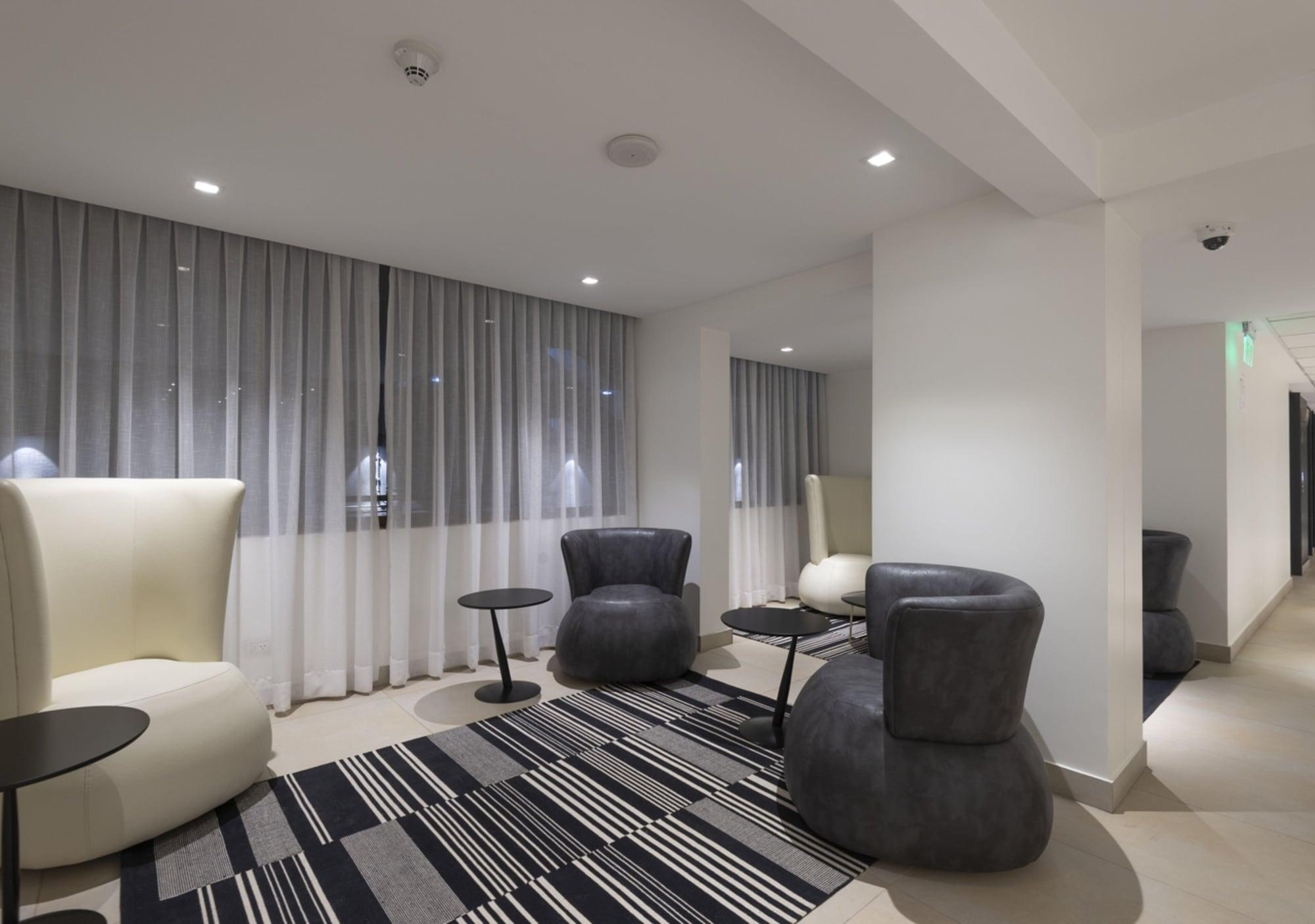 Vista Lobby 45 by Director