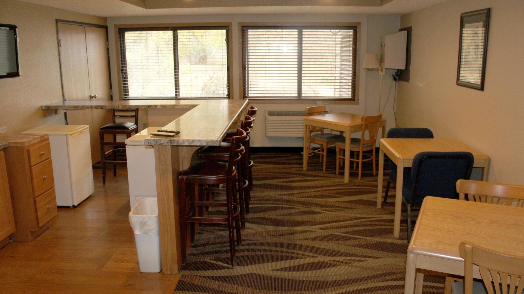 Bar/Salón Boarders Inn & Suites by Cobblestone Hotels - Ripon