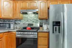 Alquiler Vacacional - City Getaway: Elegant 3BR 2BA Patio Oasis Near NYC, EWR &
American Dream Mall