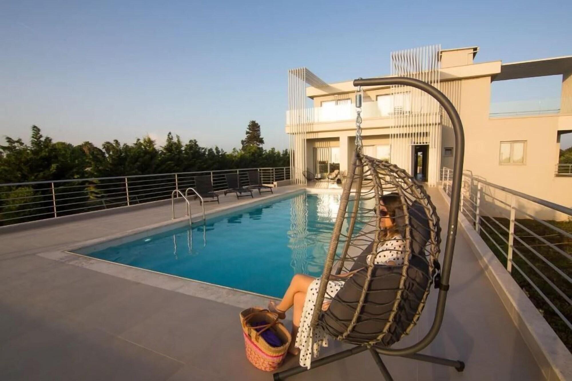 Varios IO Luxury Pool & Hot Tub Suites