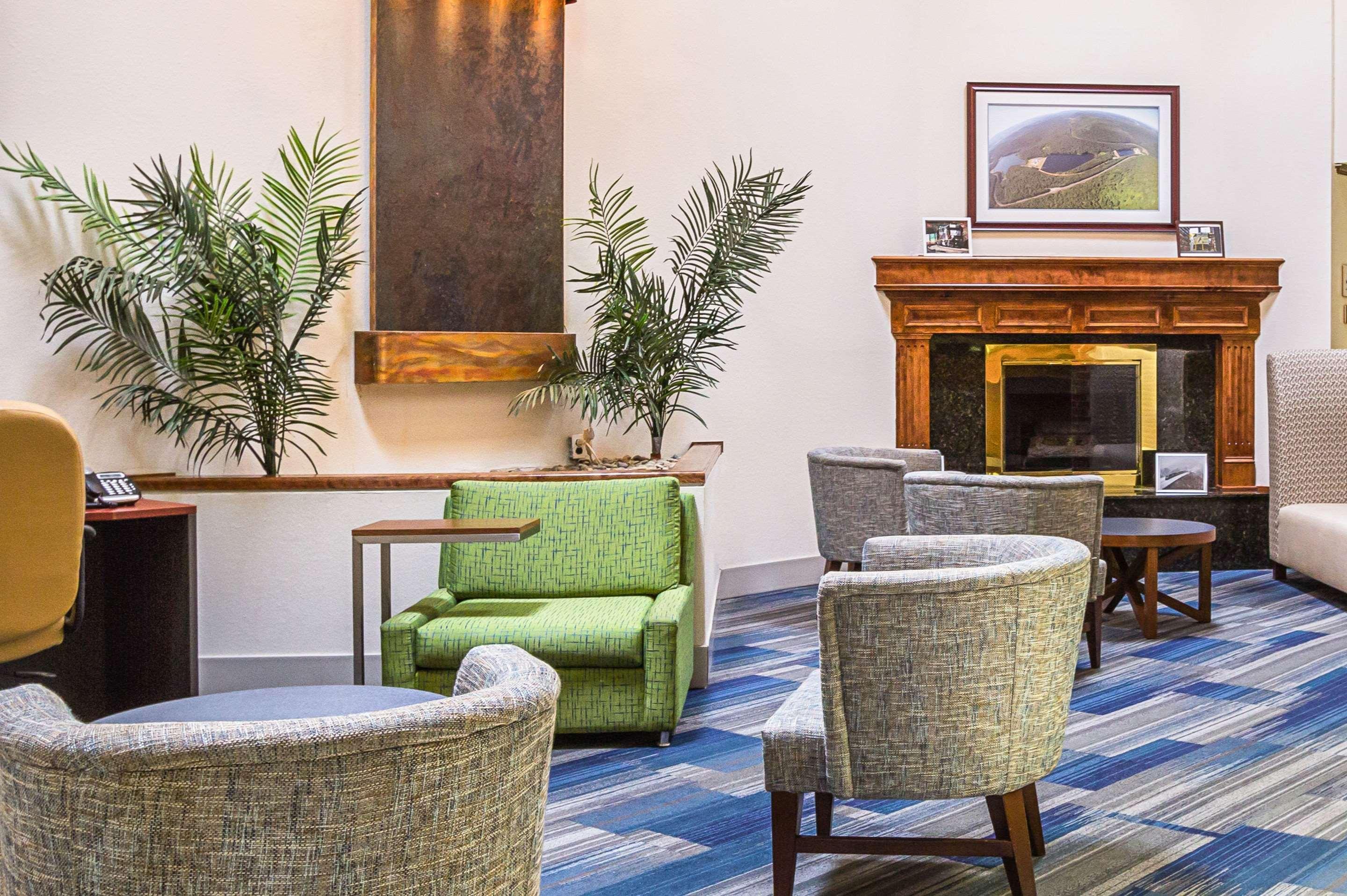Vista Lobby Quality Inn & Suites Altoona
