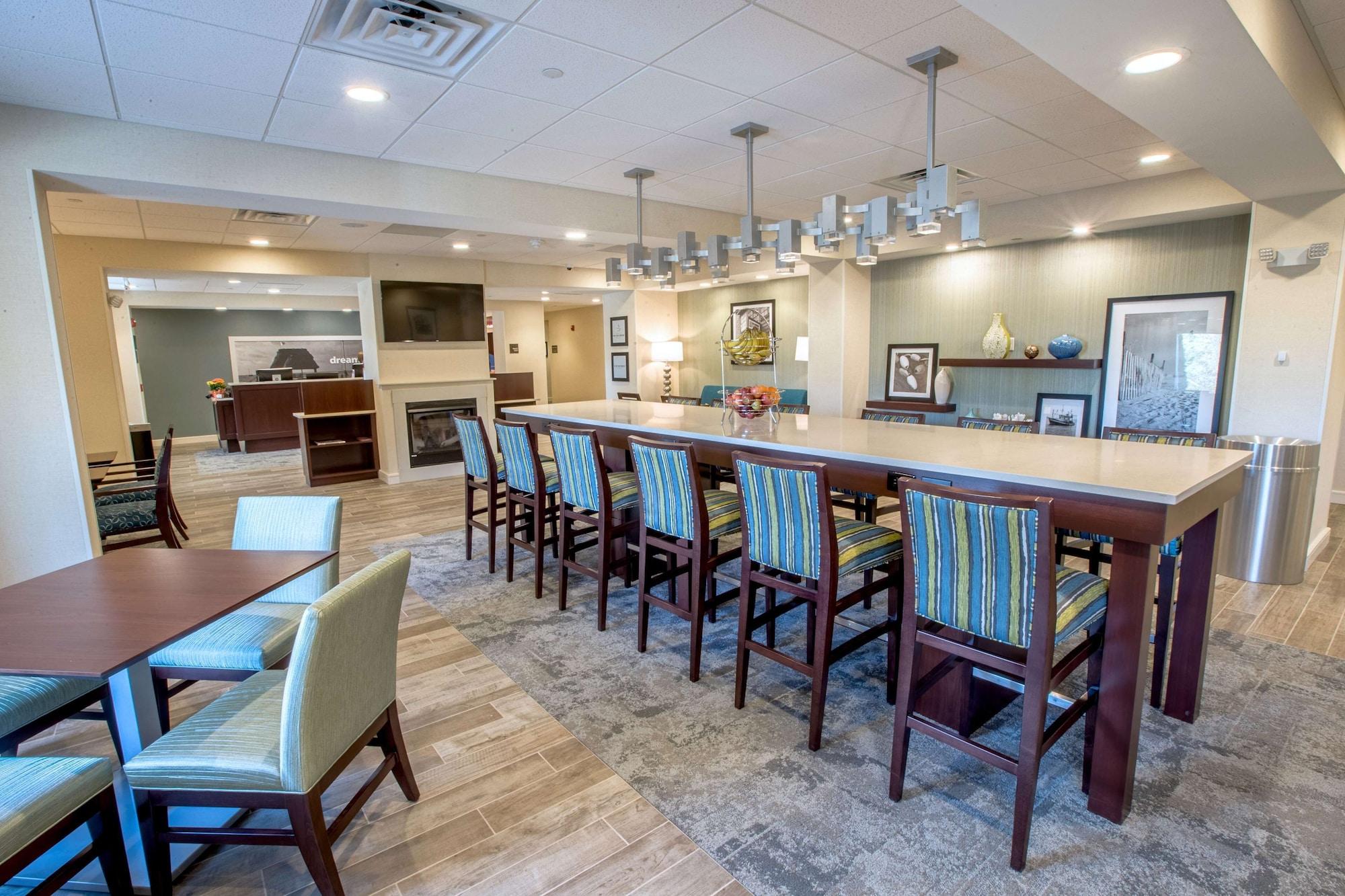 Vista Lobby Hampton Inn by Hilton Amesbury