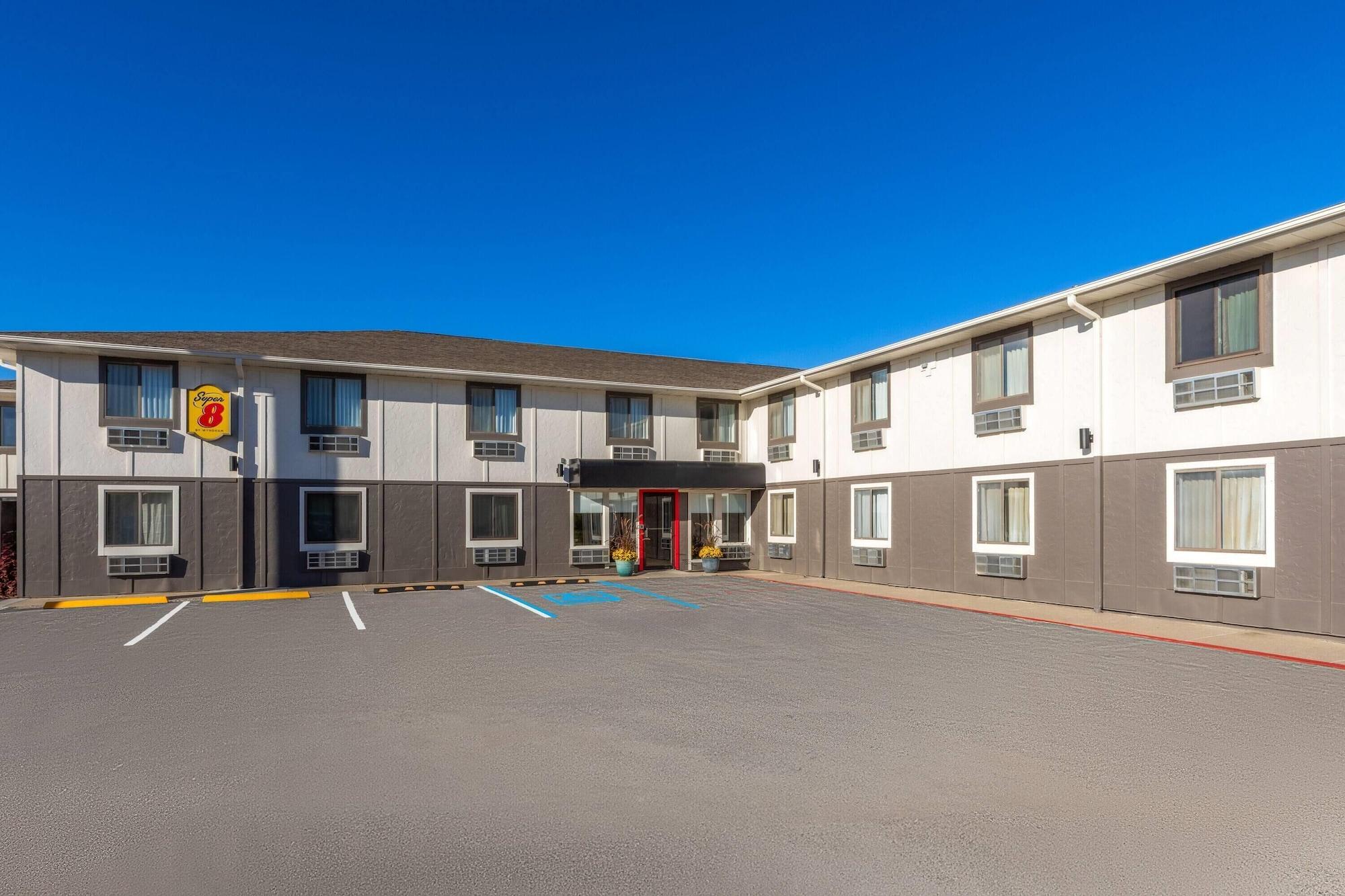 Vista Exterior Super 8 by Wyndham Rock Port MO