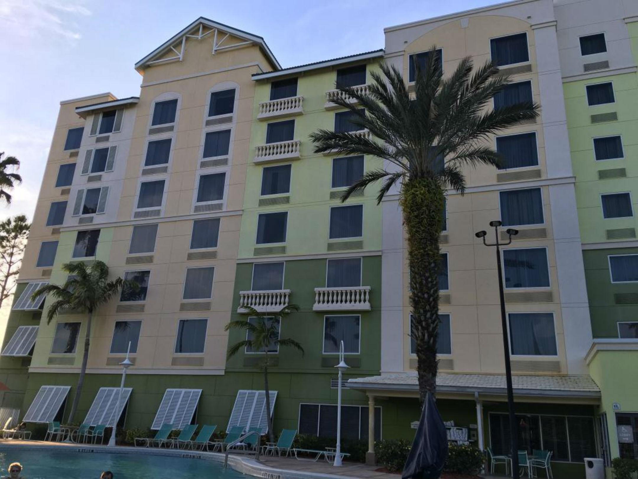 Hotel Comfort Suites Maingate East
