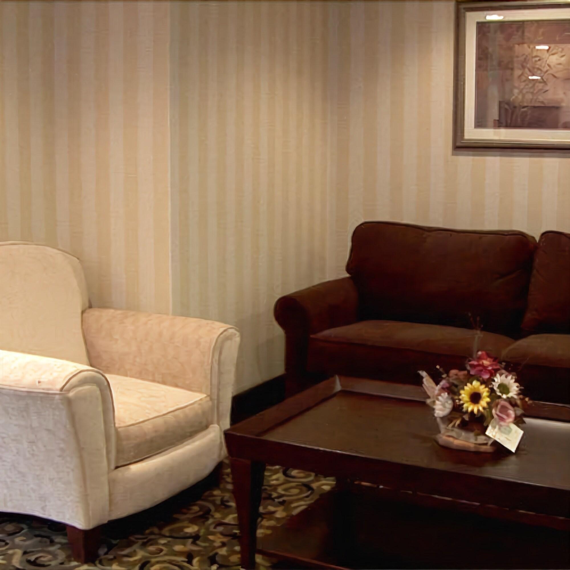 Vista Lobby Evansville Inn & Suites by OYO