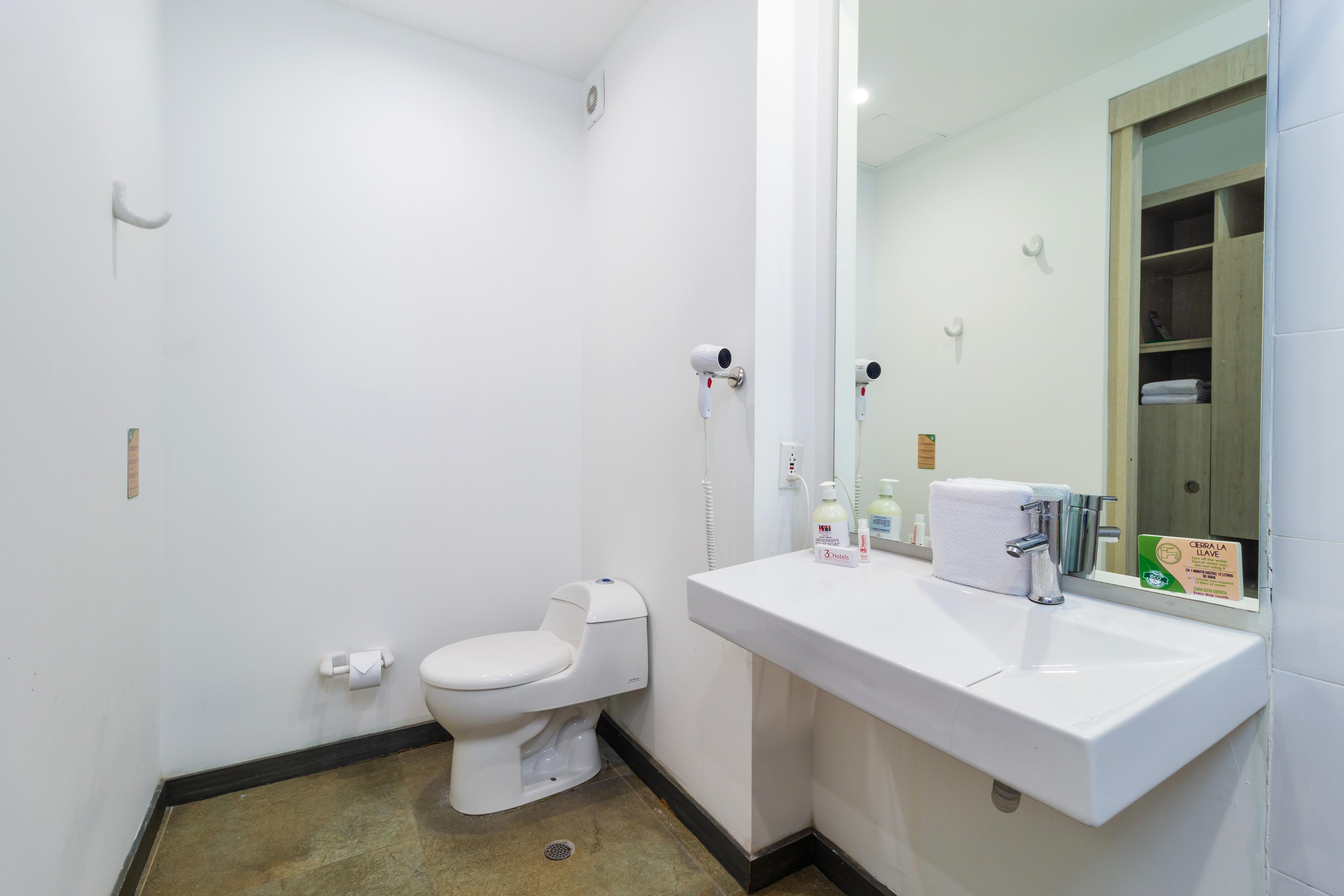 Baño Pop Art Hotel CLC Mamonal Cartagena