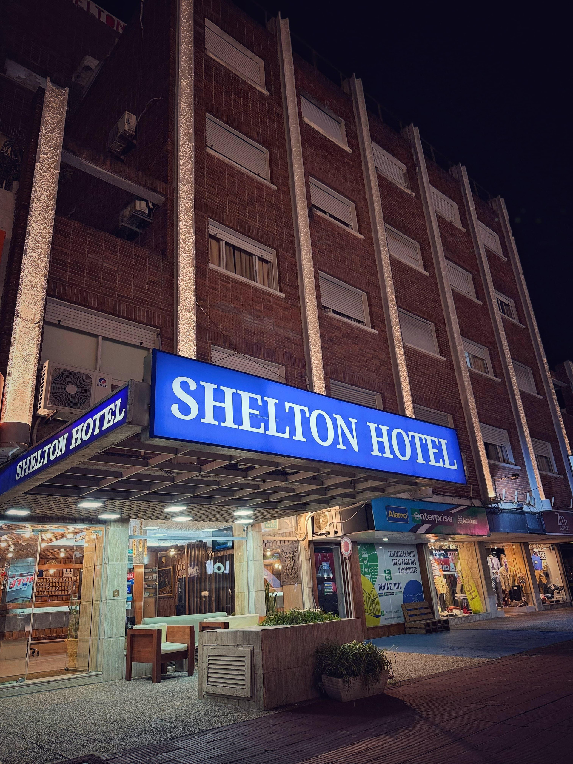 Varios Shelton Hotel