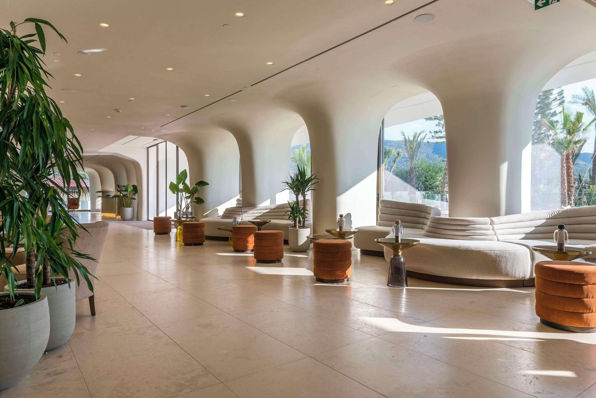 Vista Lobby Isla Brown Corinthia Resort & Spa, Curio Collection Hilton