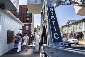 Alquiler Vacacional - Walk to Downtown Mystic Premiere Carriage House Spacious Loft Apt—Very Private