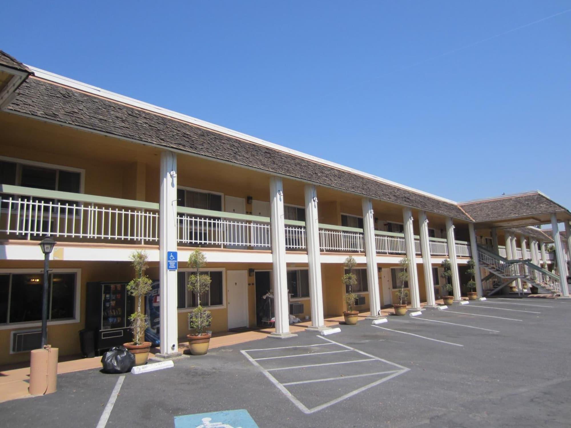 Vista Exterior Caravelle Inn Extended Stay