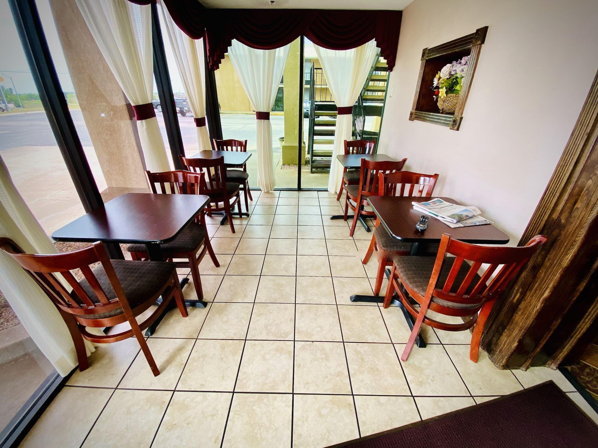 Restaurant Super 8 by Wyndham Shawnee