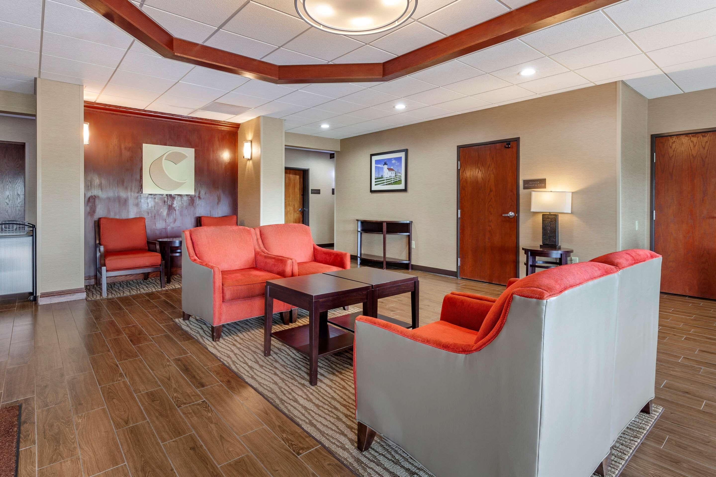 Vista Lobby Comfort Suites Escanaba