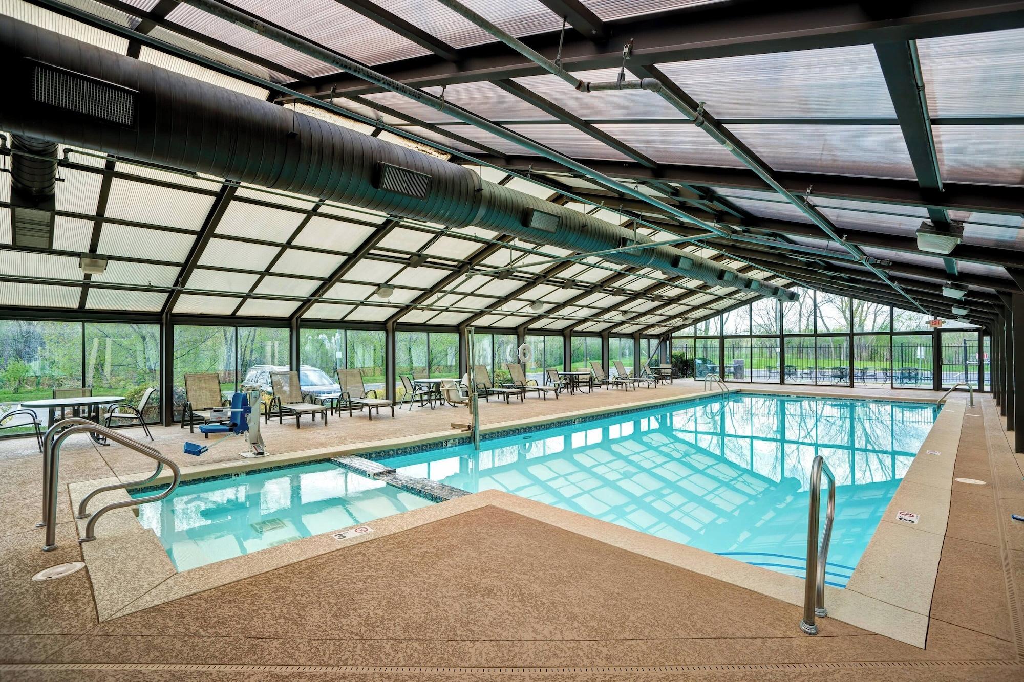 Vista Piscina Courtyard Chicago Elmhurst/Oakbrook Area