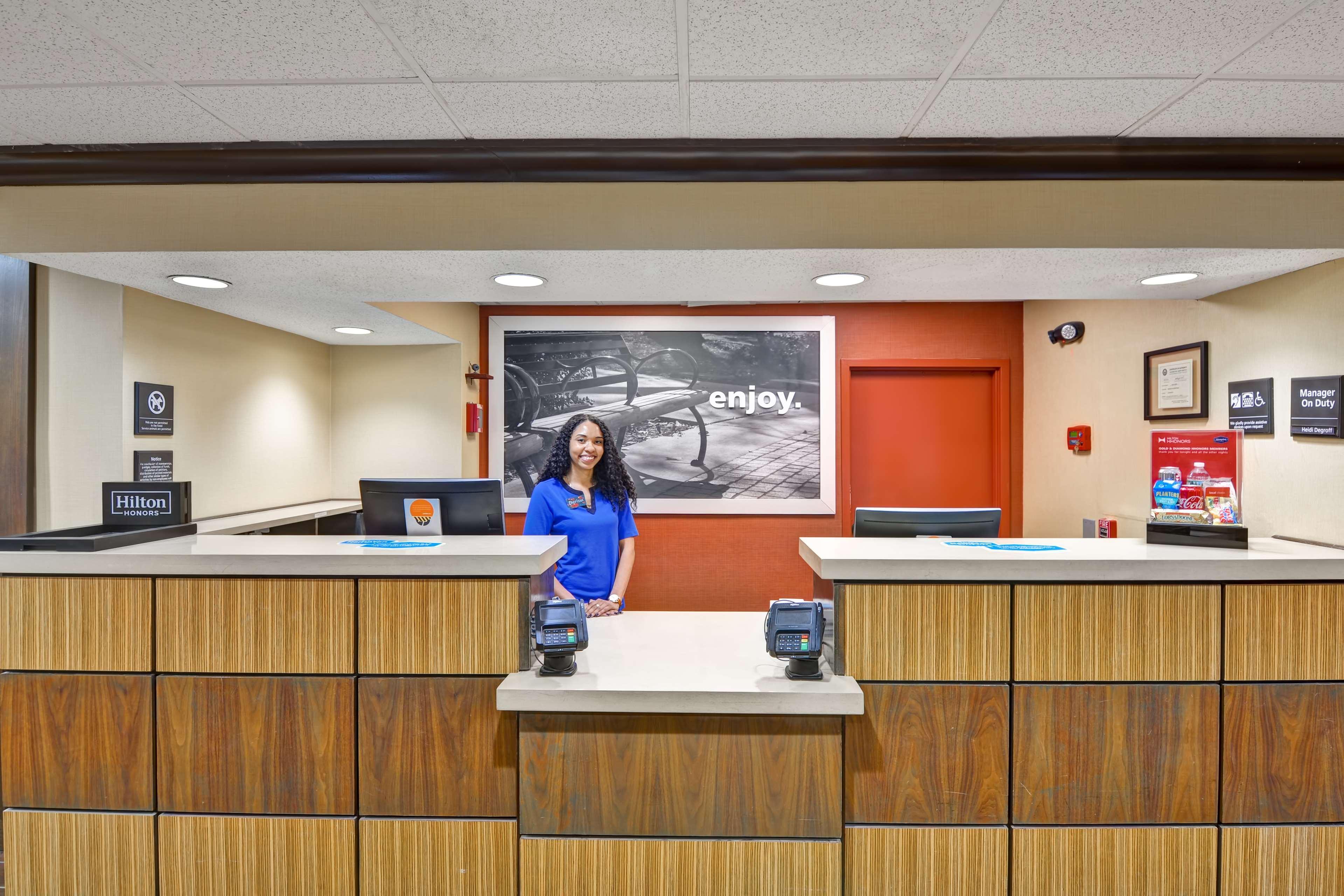 Vista Lobby Hampton Inn Albany-Wolf Road (Airport)