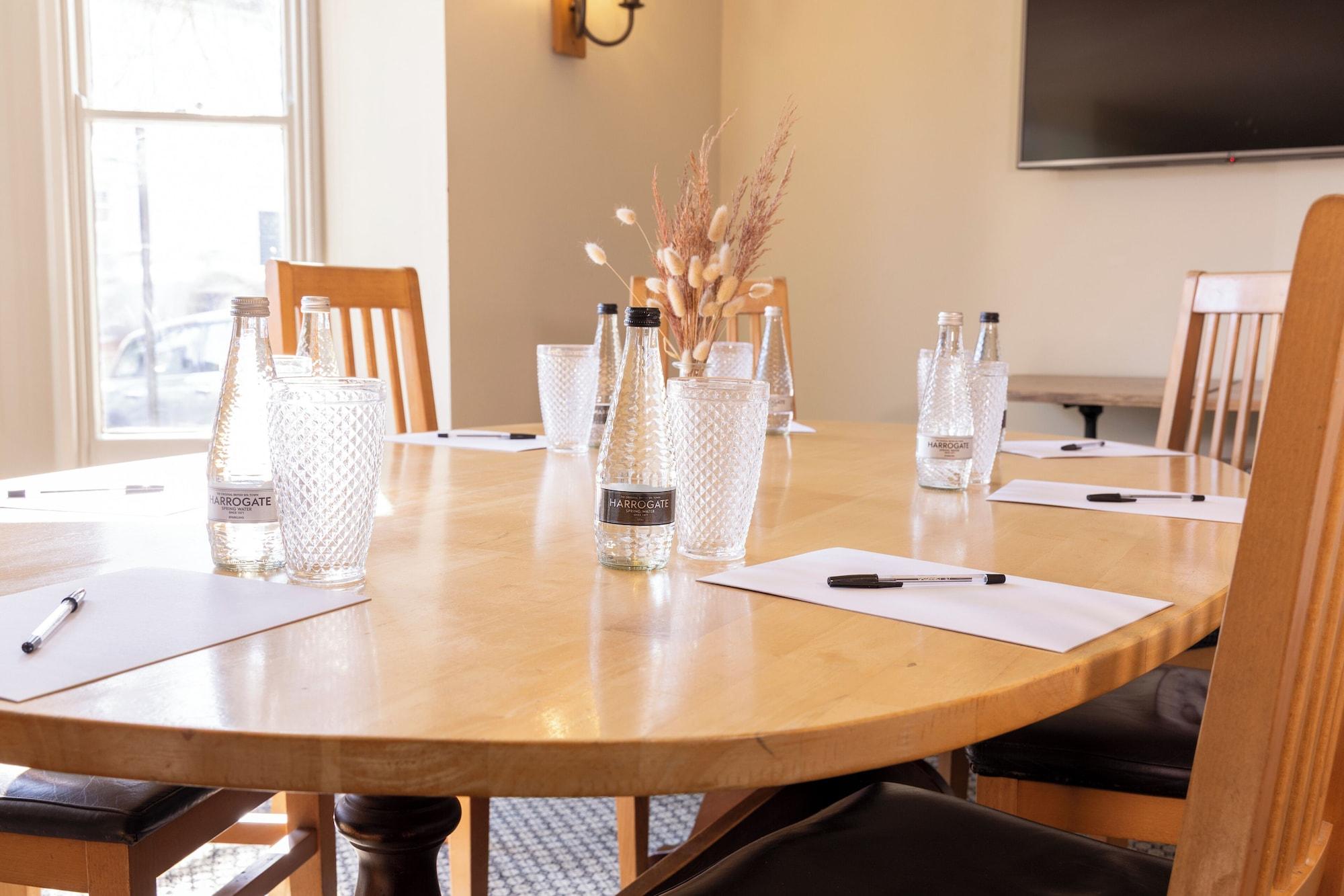 Sala de Reuniones Abbeyfield By Chef and Brewer collection