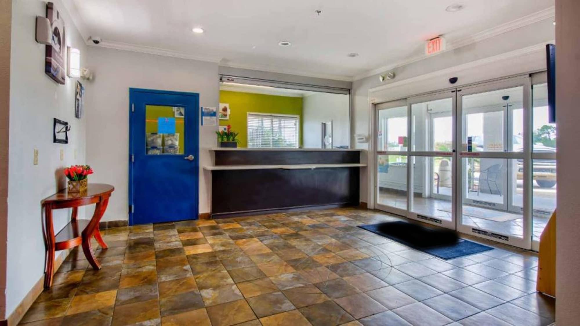 Vista Lobby OYO Townhouse Sulphur, LA Extended Stay
