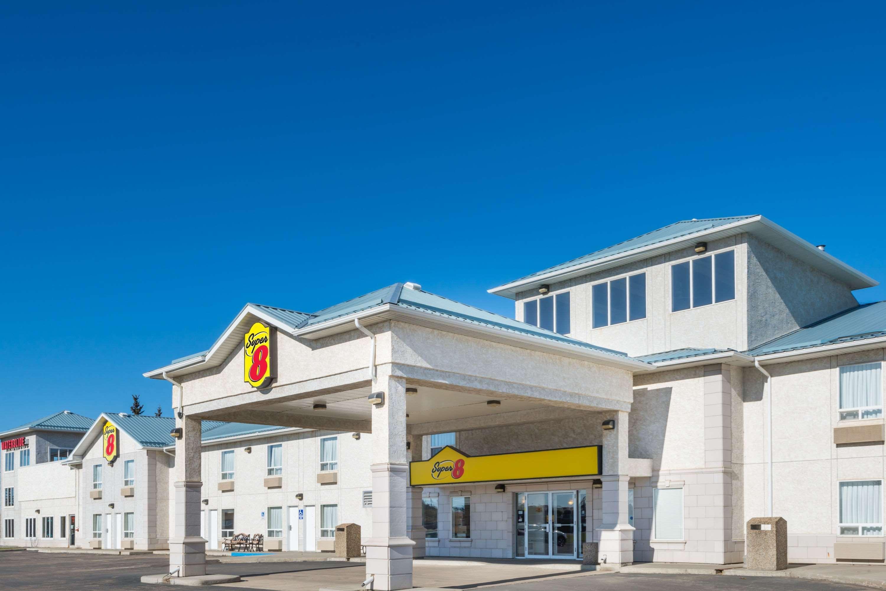 Vista Exterior Super 8 by Wyndham Vermilion AB