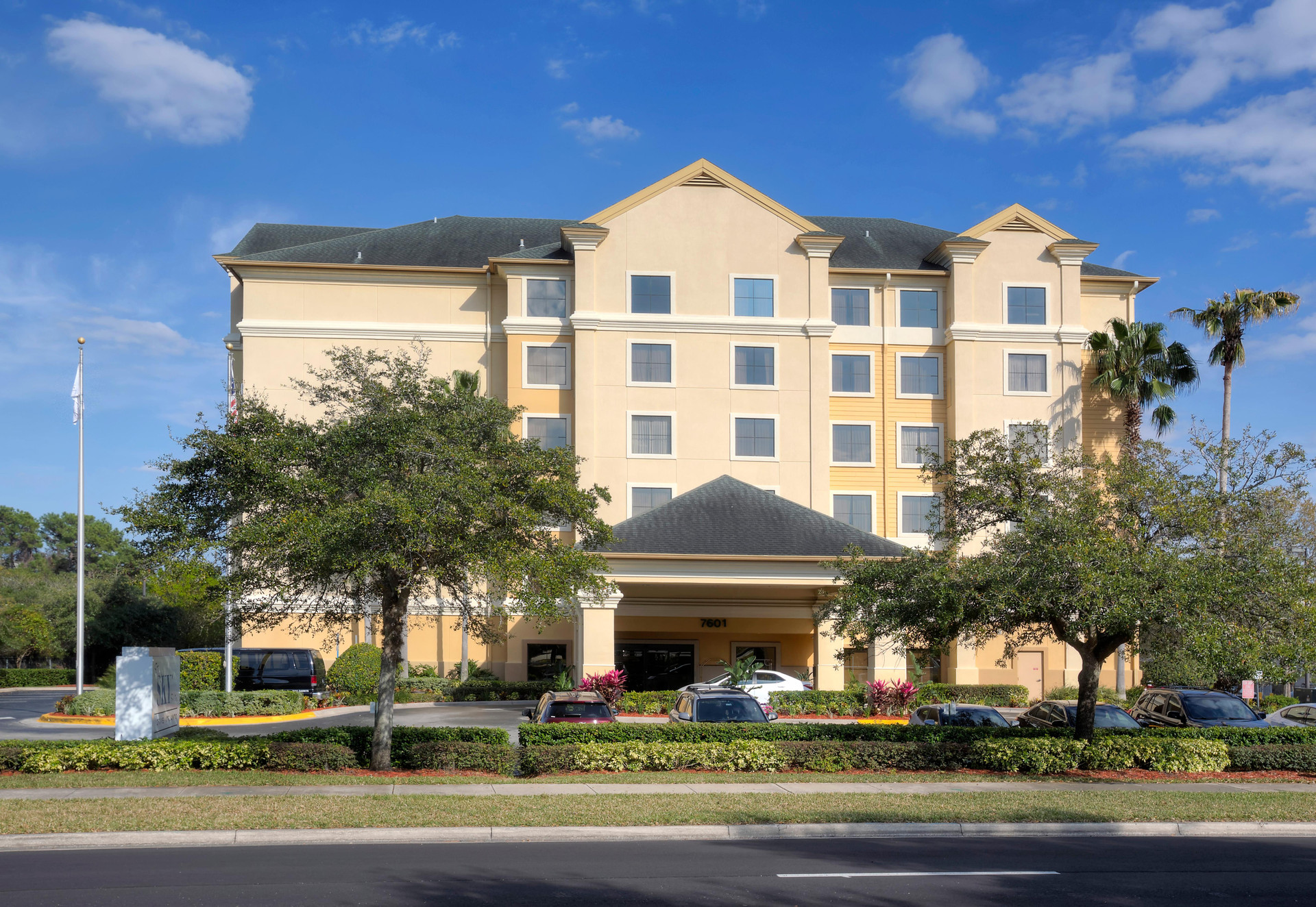 Vista Exterior staySky Suites - I Drive Orlando