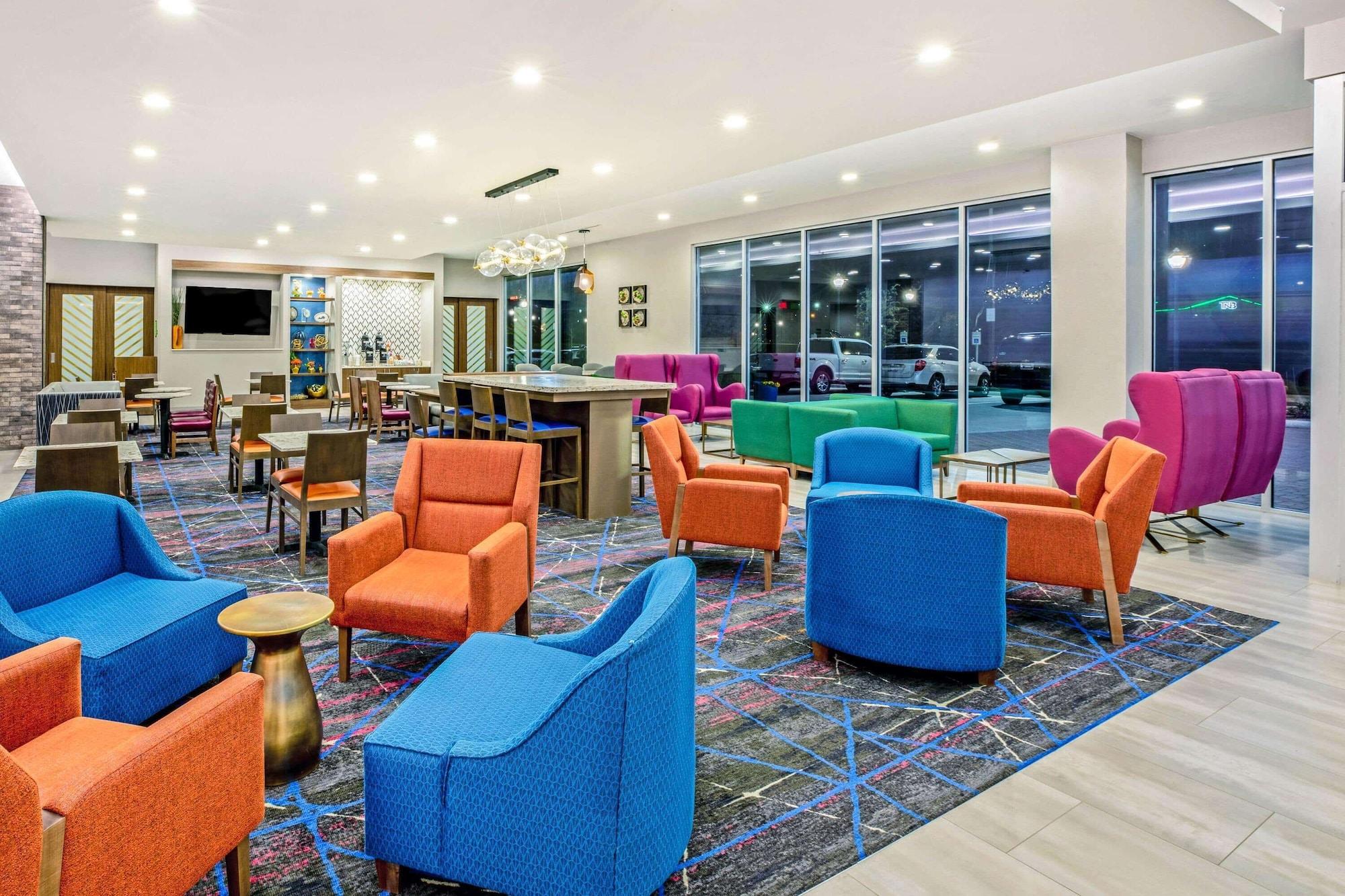 Vista Lobby La Quinta Inn & Suites by Wyndham Waco Downtown - Baylor