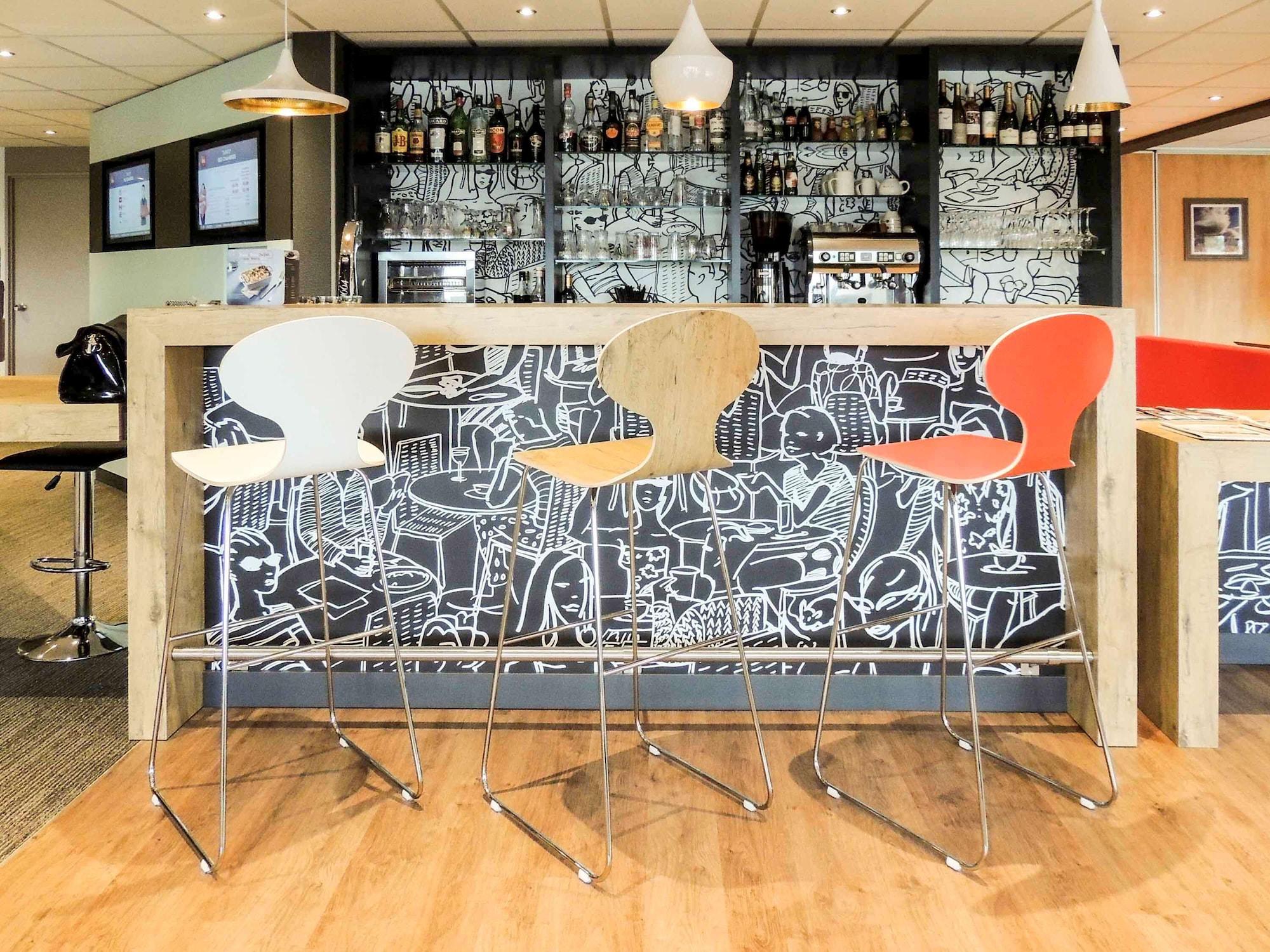 Bar/Salón ibis Auray