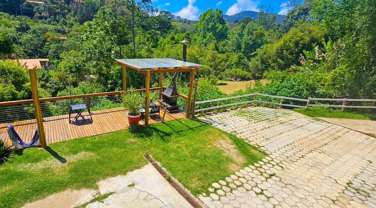 Estacionamiento Cores e Flores da Serra by Concavus