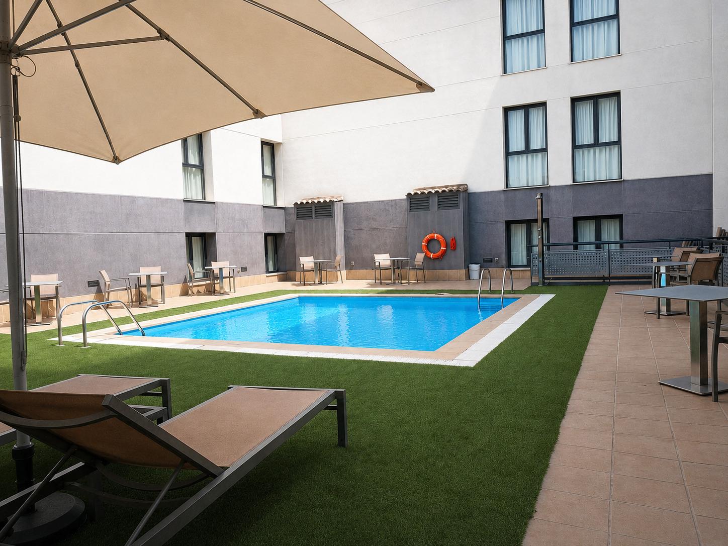 Vista Piscina Hotel Pedro I de Aragón