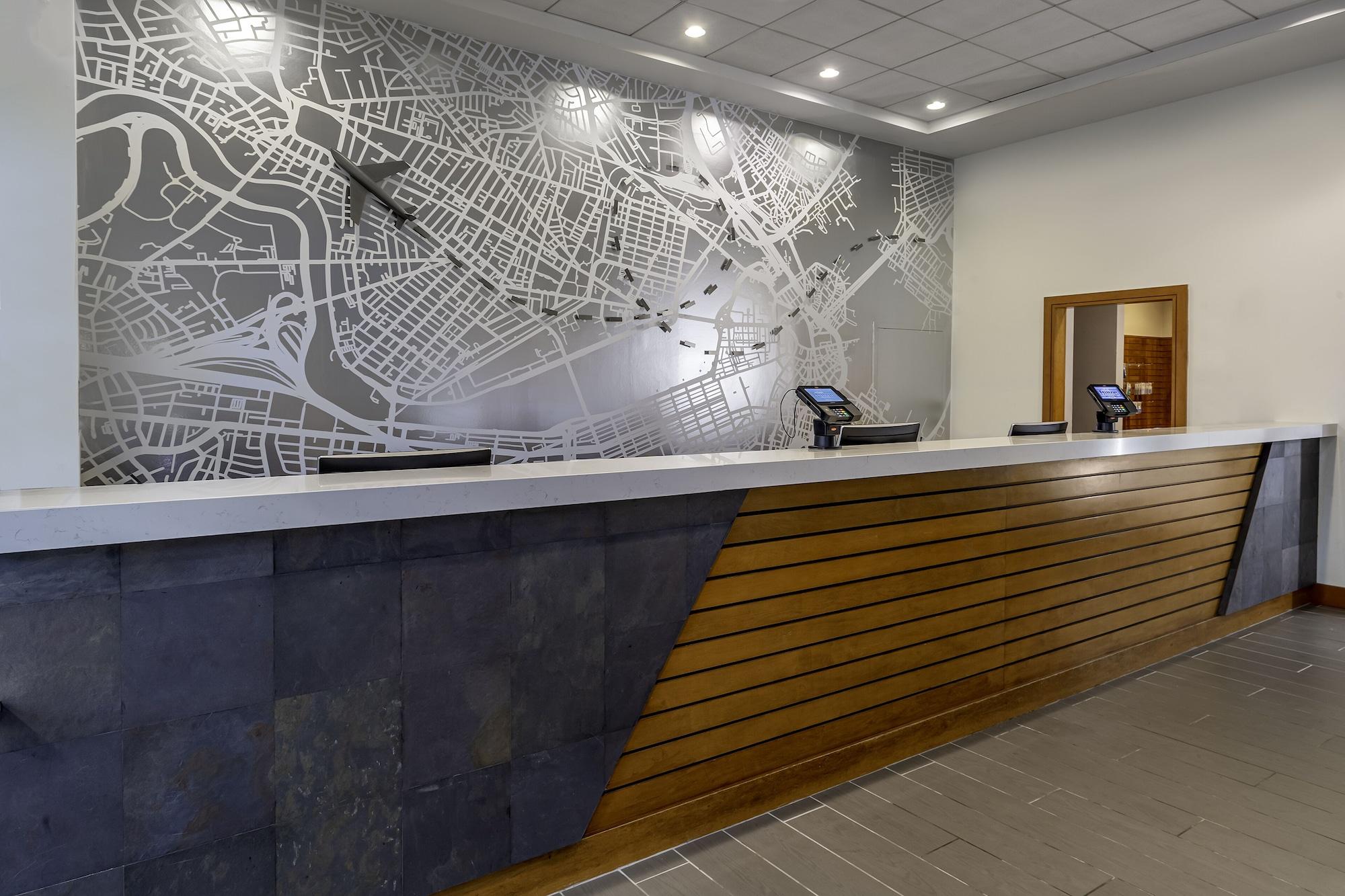 Vista do lobby Embassy Suites Boston Logan Airport